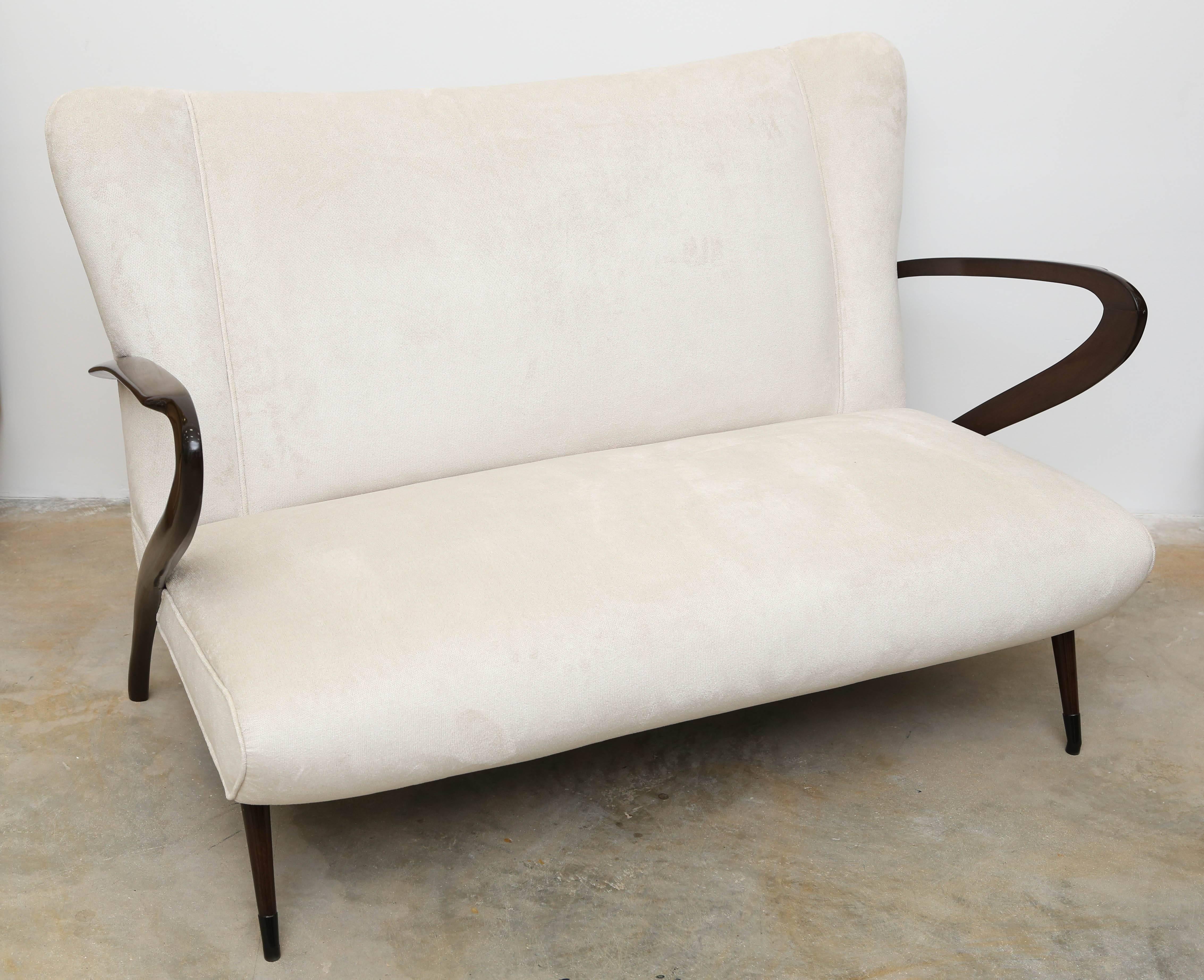Interesting armrest and design for the Italian sofa in the Ico Parisi style.
White fabric.
Loveseat , easy to include in a contemporary interior.
Completely reupholstered.