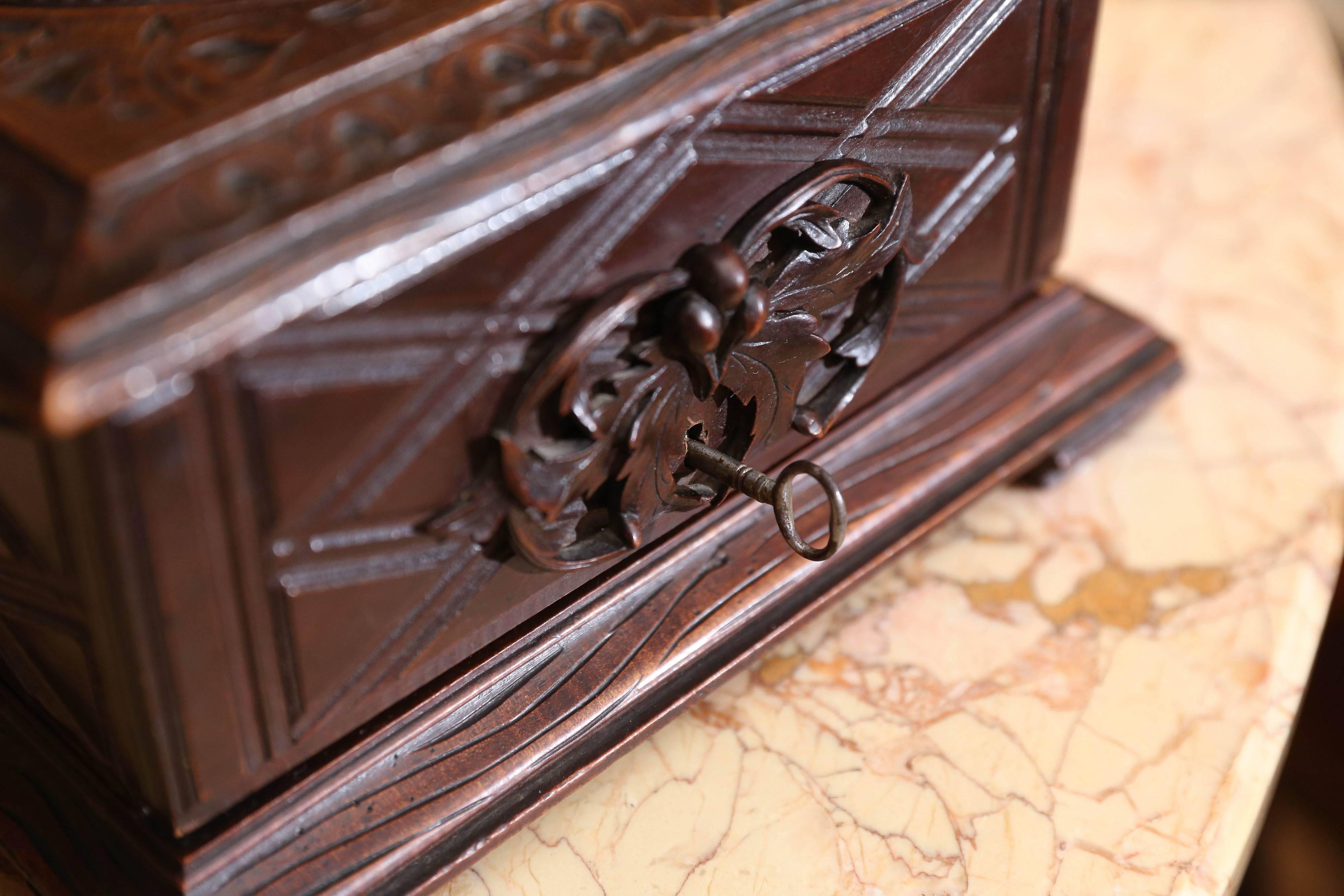 Black Forest Foliate Carved and Fitted Cigar Box 2