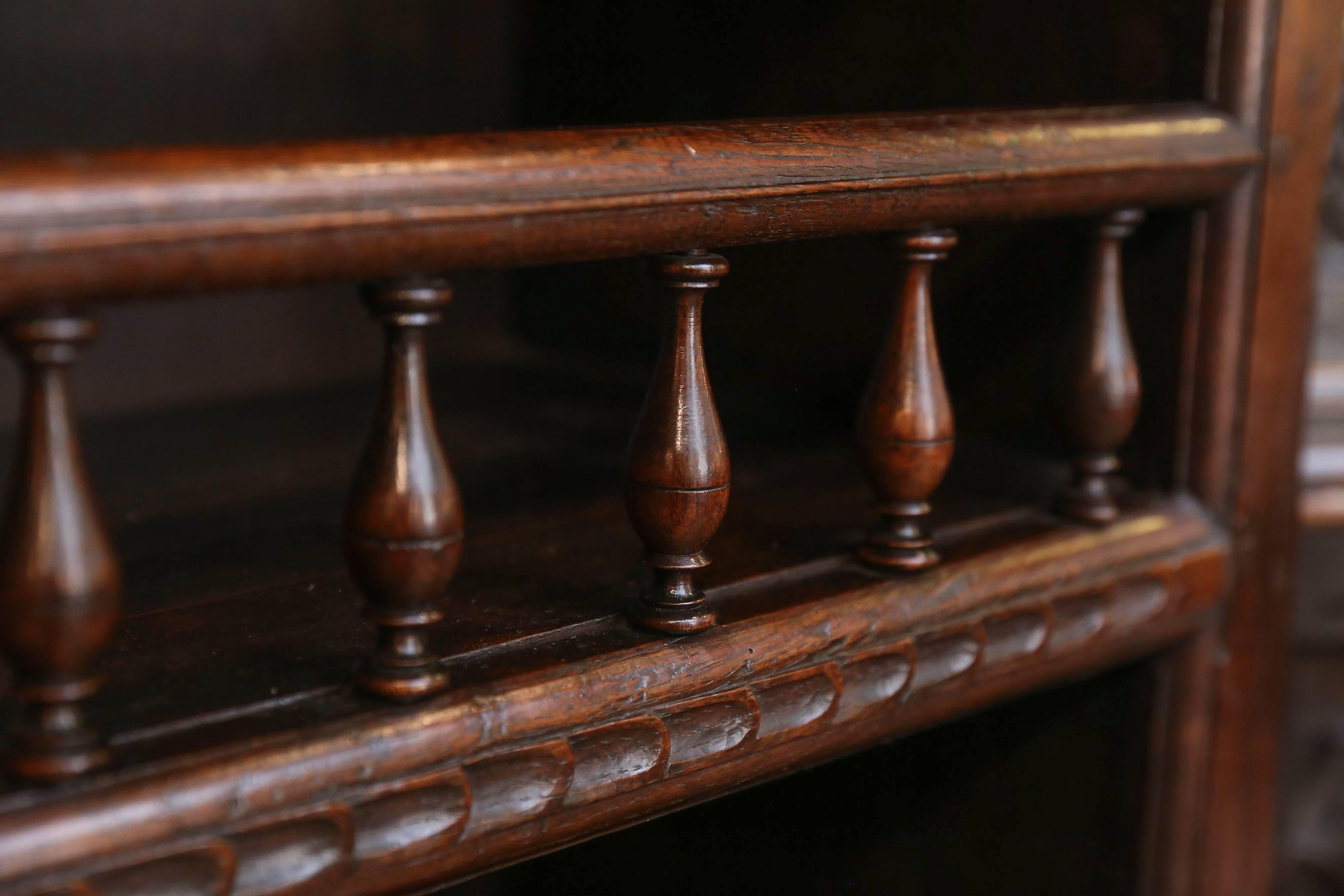 Vassilier/meuble de rangement français en chêne avec poignées de tiroir en fer, style Louis XV, 18e siècle Bon état - En vente à Houston, TX