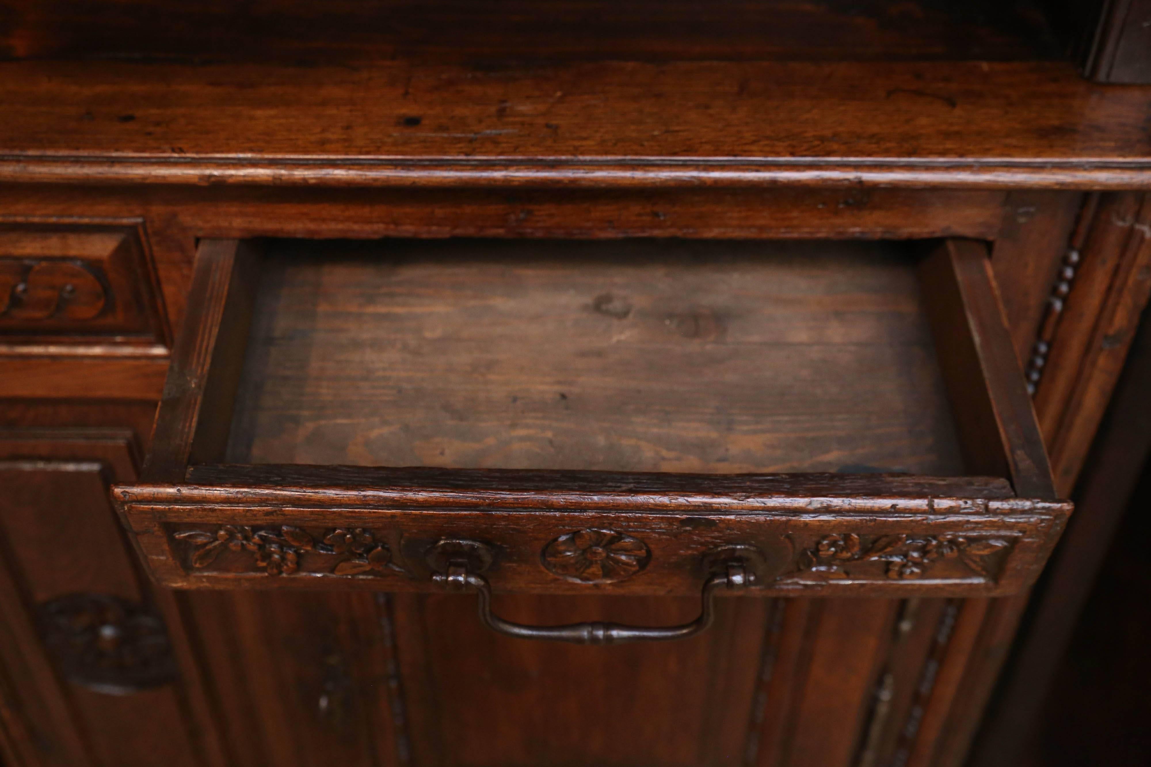 XVIII secolo Credenza francese in Oak con cassetti in ferro, stile Luigi XV, 18° sec. in vendita