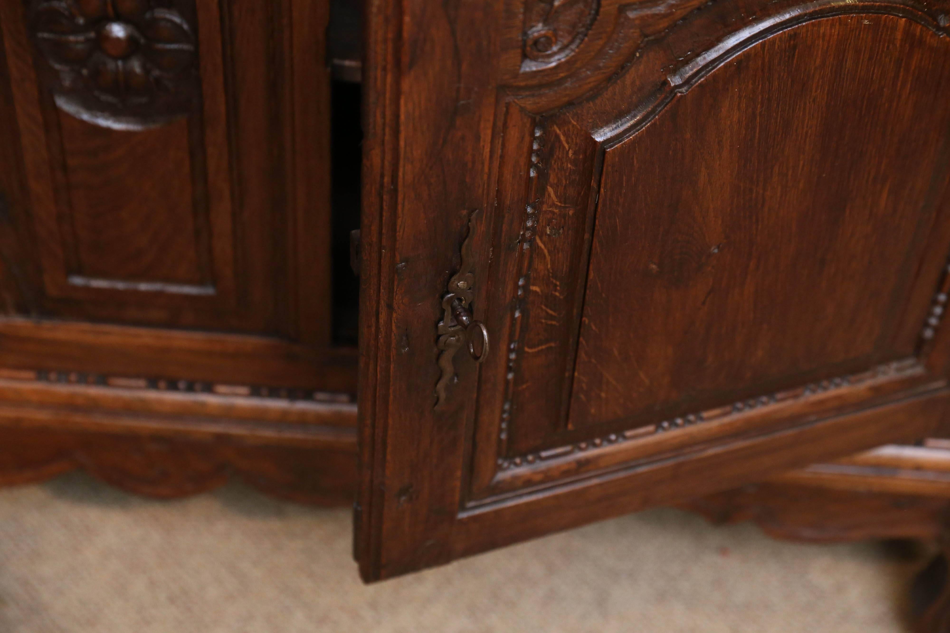 French Vassilier/Cupboard in Oak with Iron Drawer Pulls, Louis XV Style, 18 th c For Sale 4