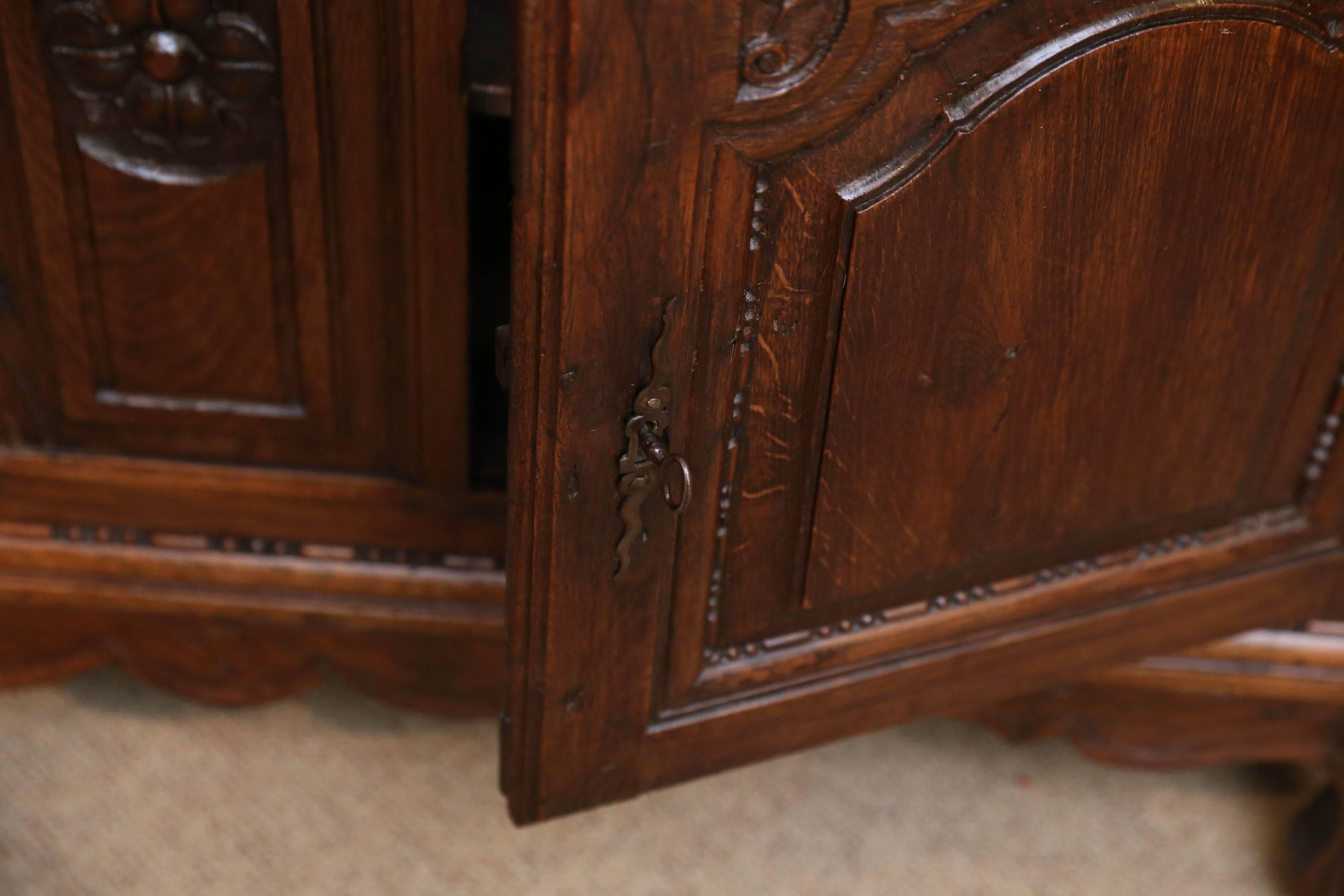 Credenza francese in Oak con cassetti in ferro, stile Luigi XV, 18° sec. in vendita 2