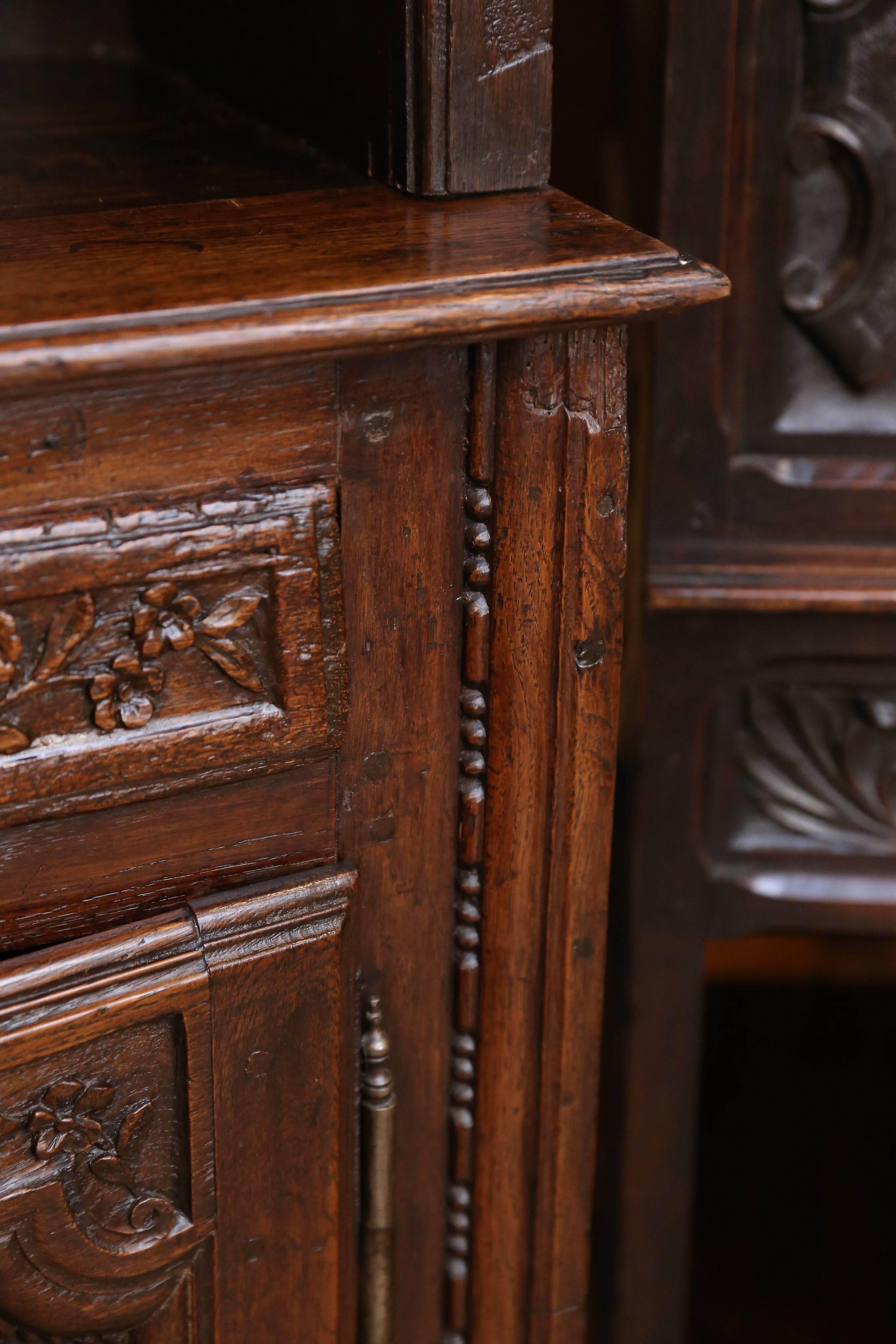Vassilier/meuble de rangement français en chêne avec poignées de tiroir en fer, style Louis XV, 18e siècle en vente 3