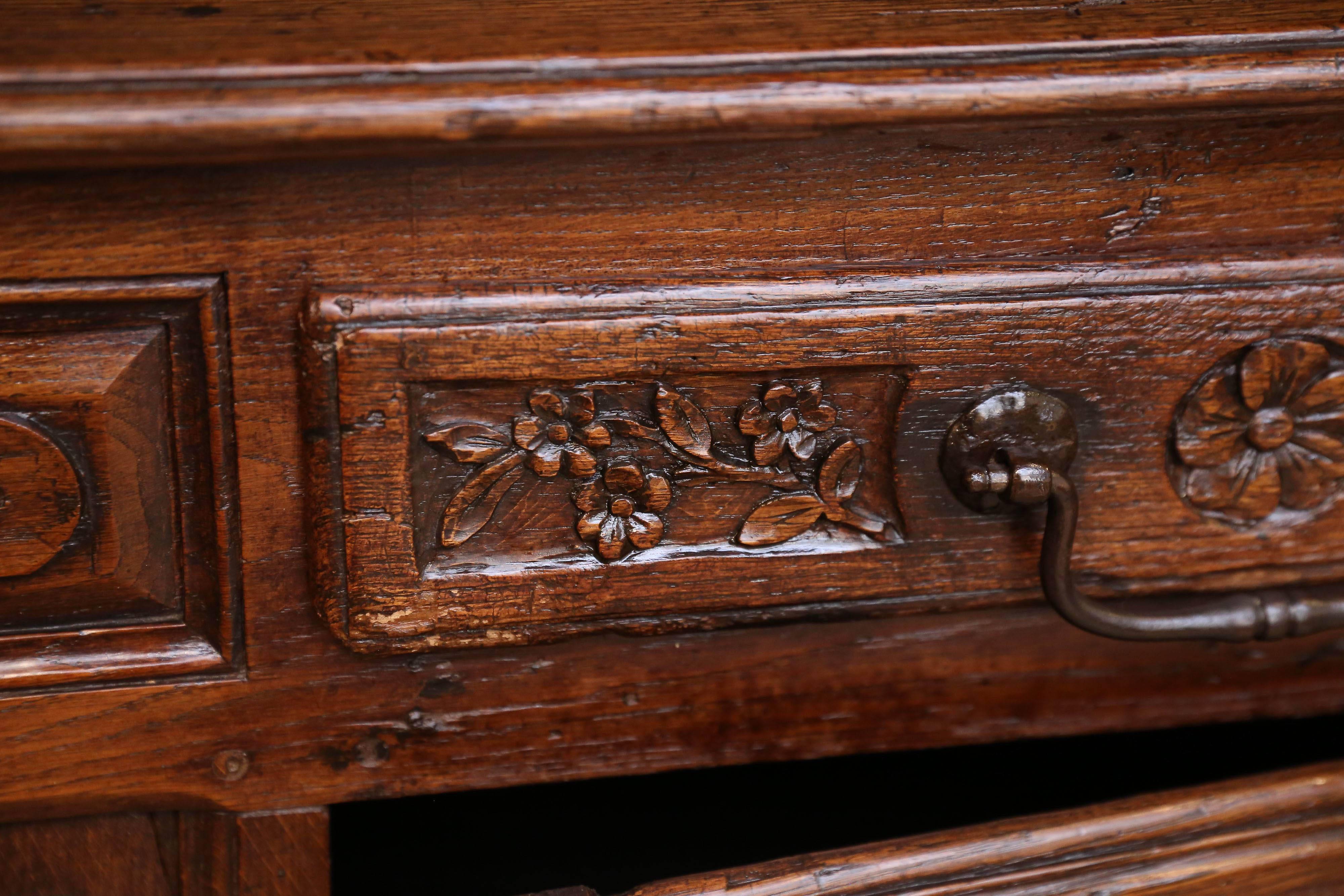 Vassilier/meuble de rangement français en chêne avec poignées de tiroir en fer, style Louis XV, 18e siècle en vente 4