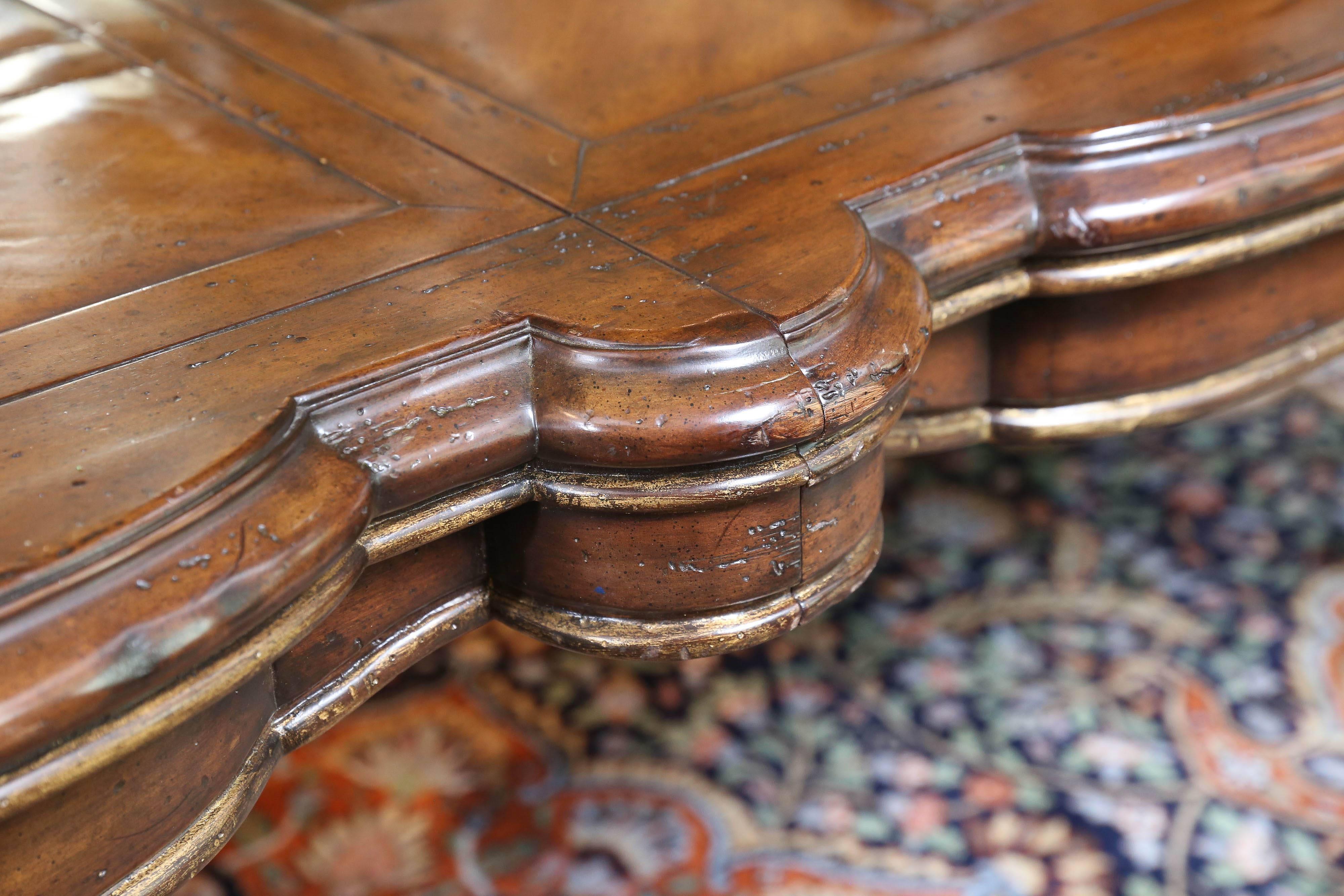 curved leg table