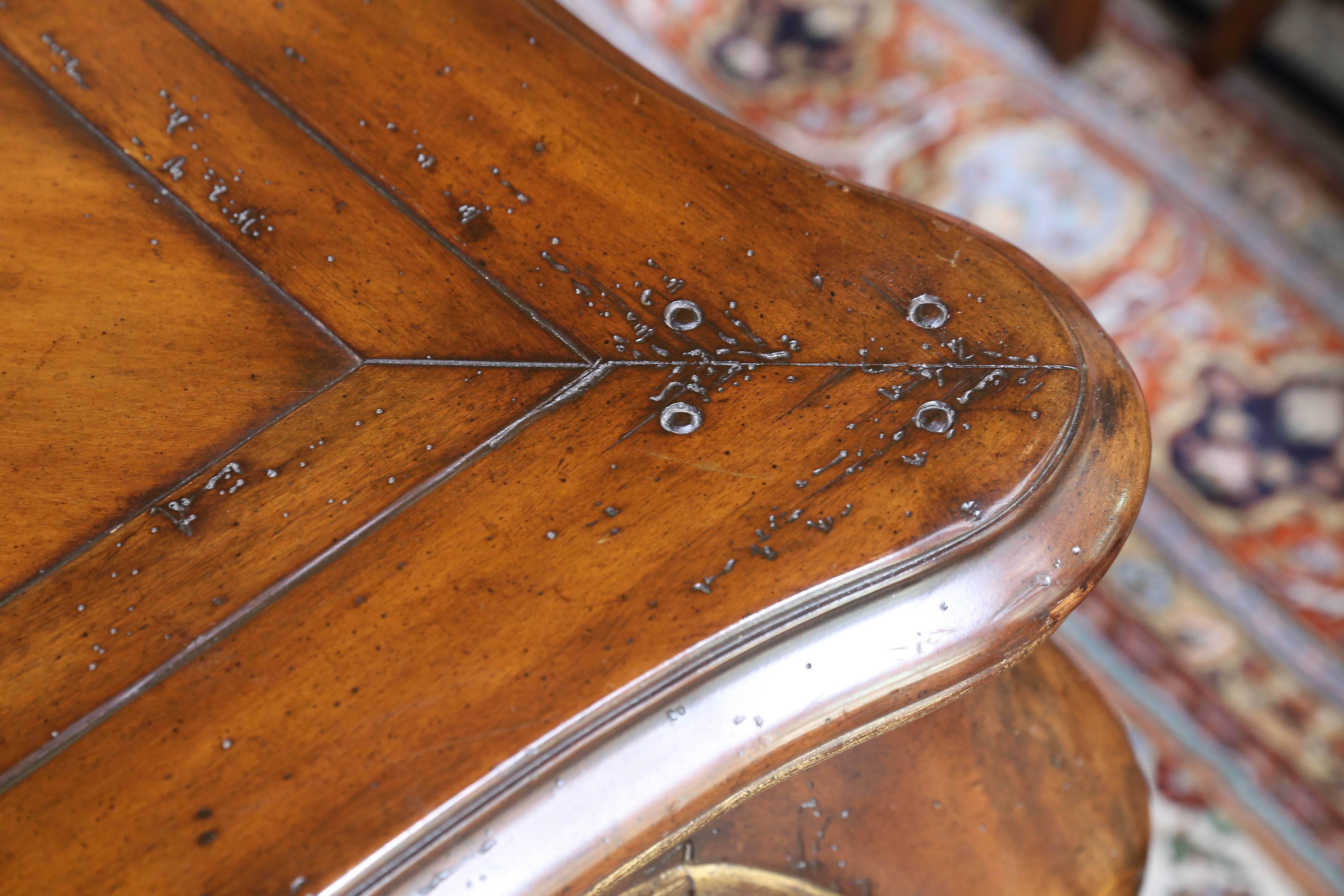 Louis XV Style Dining Table with Large Curved Leg and Shaped Top, Walnut Finish In Good Condition In Houston, TX