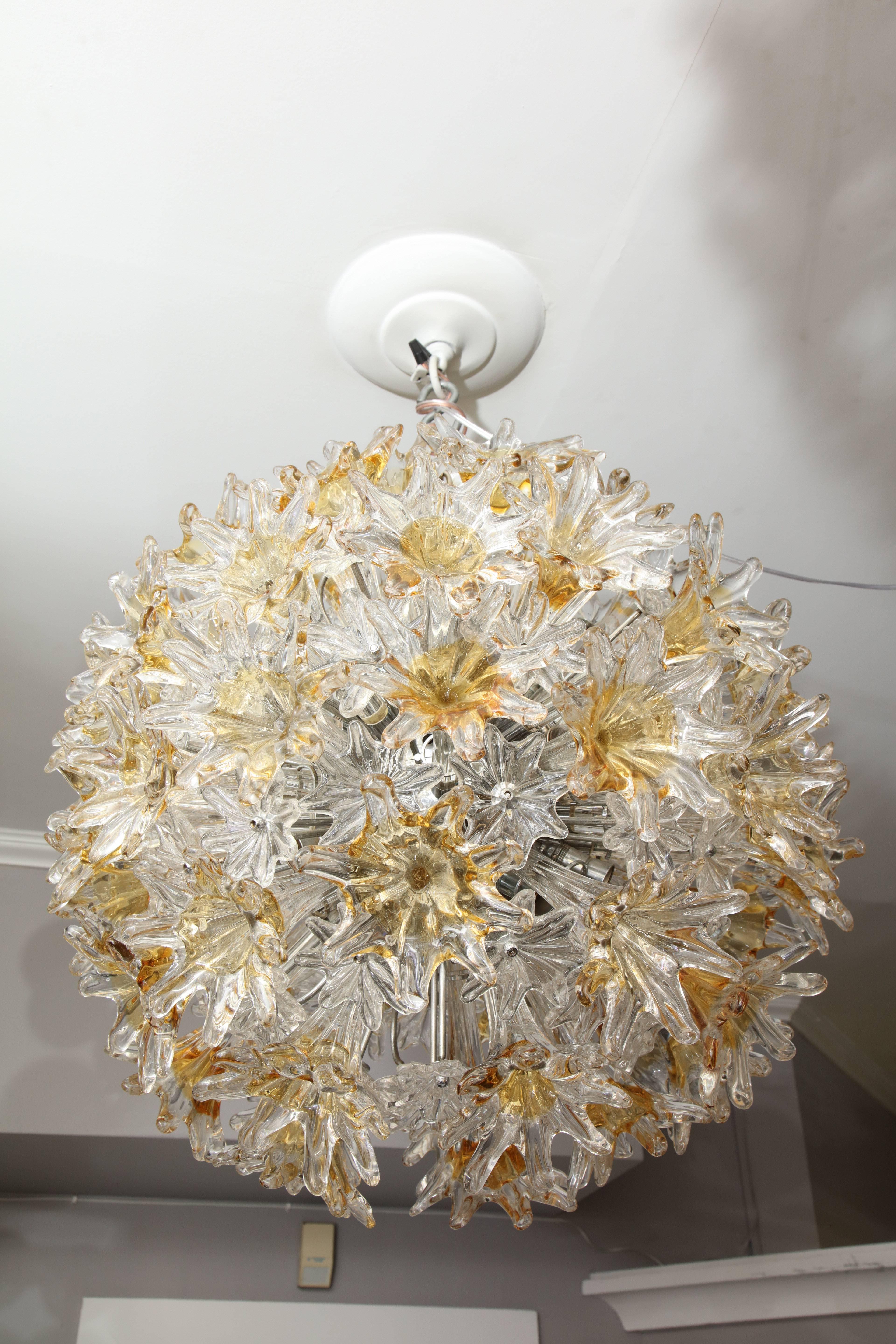 Spectacular vintage Venini Esprit Sputnik Chandelier. It is a one of a kind chandelier with floral shaped glass in clear and amber colors. 