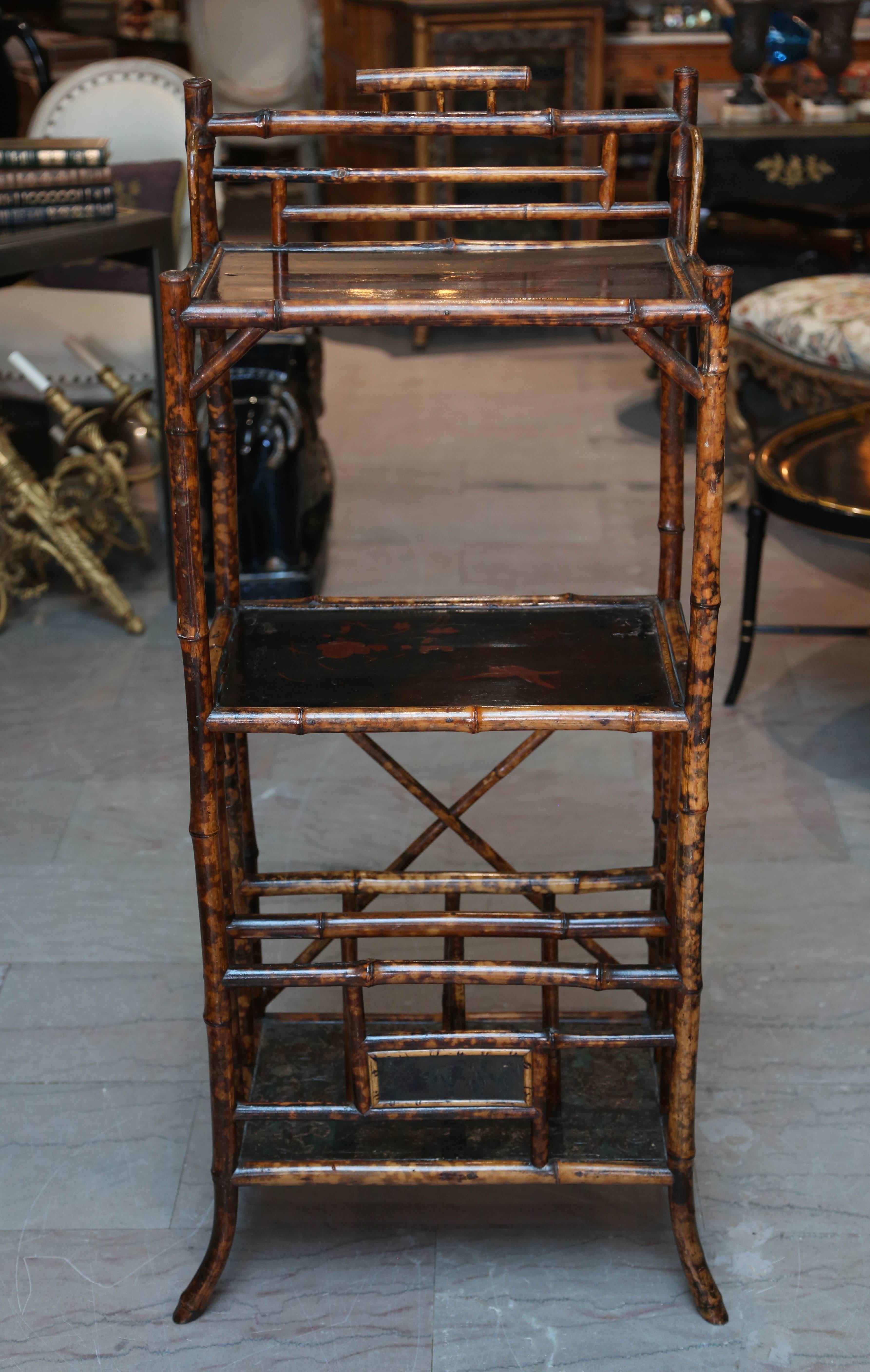 Chinoiserie lacquered details with this unusual multipurpose piece.
It is a graceful and tall shelving unit.