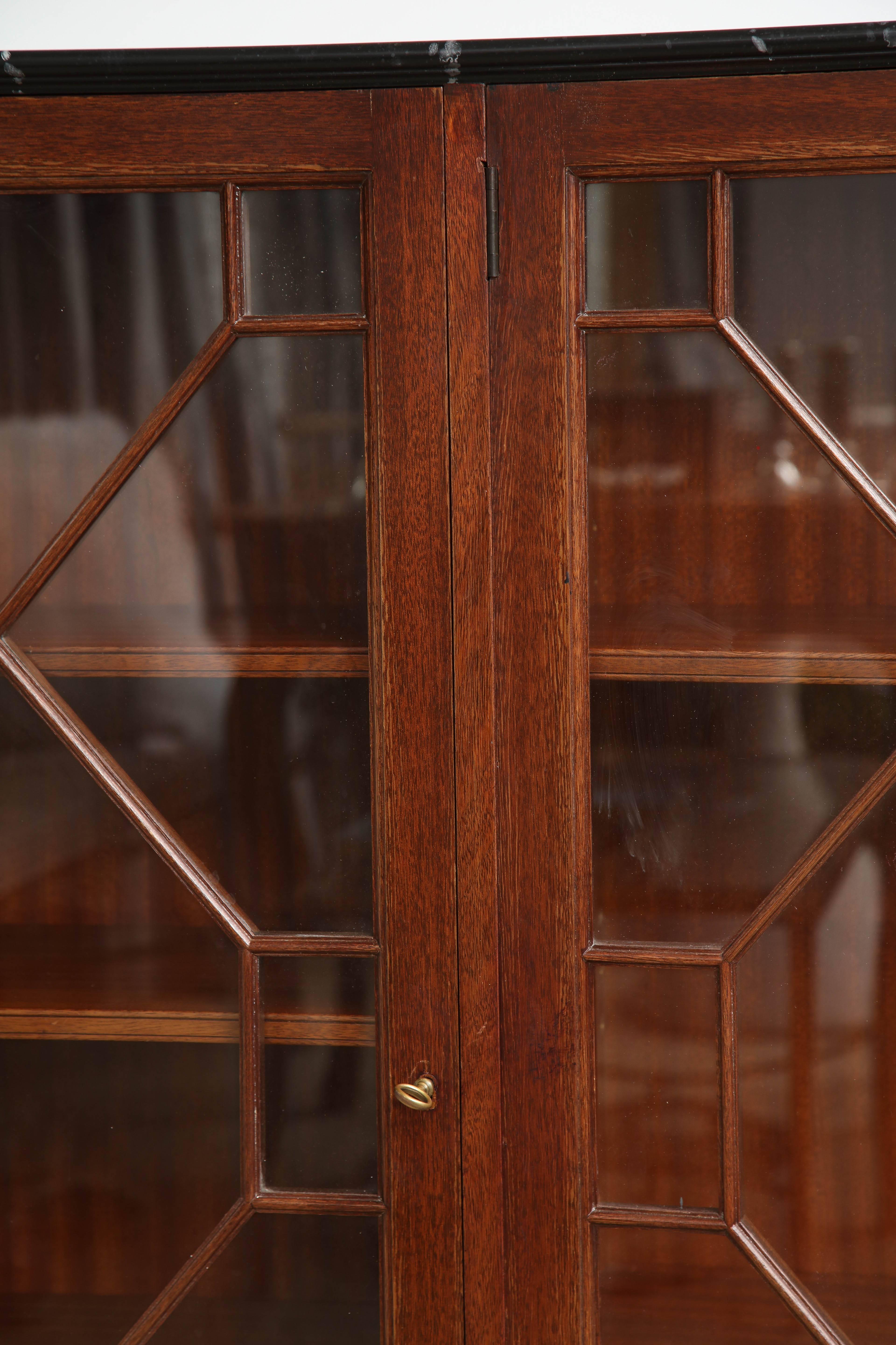 English Mahogany Bookcase In Good Condition In New York, NY