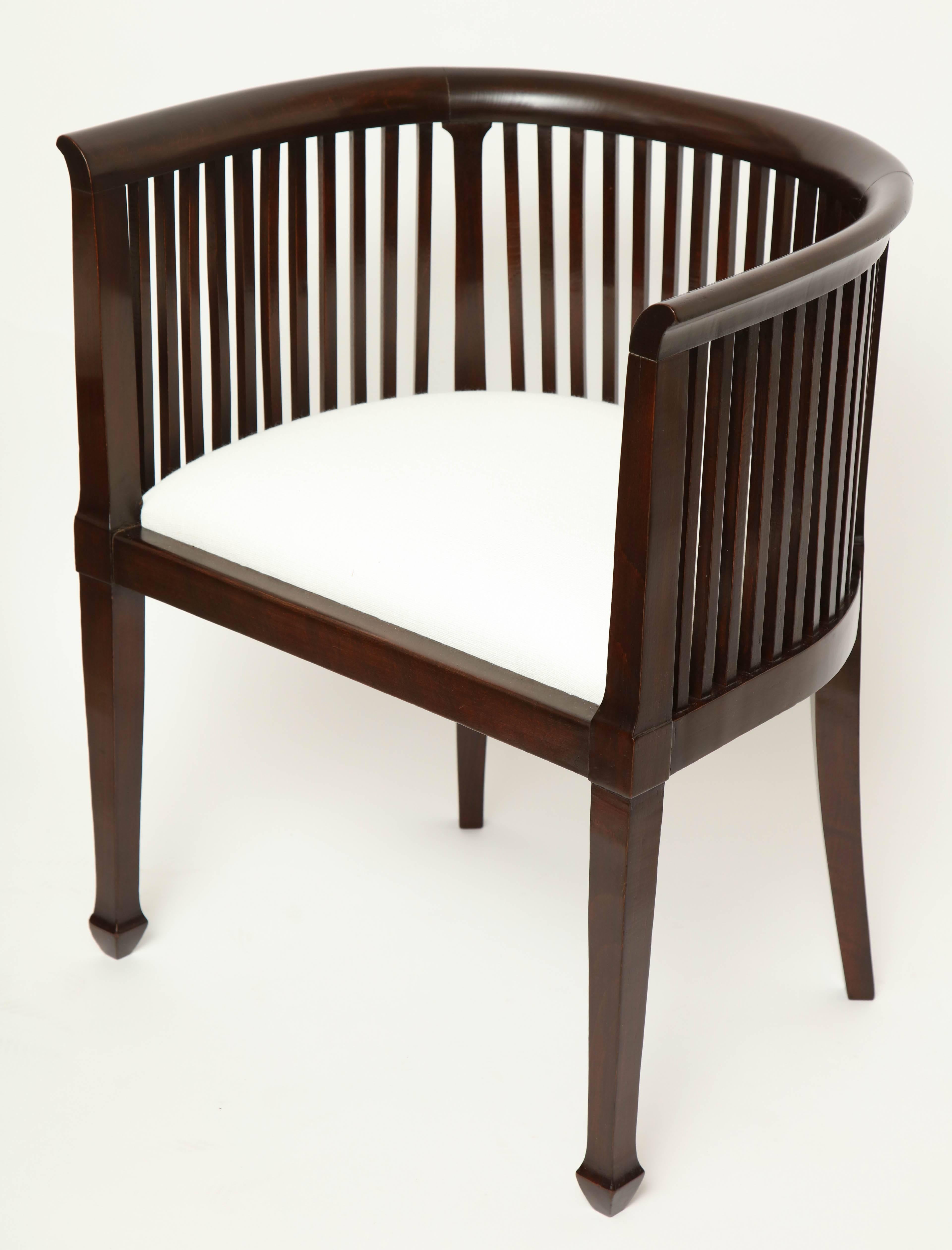 Mid-20th Century Pair of Slatted and Curved Back Mahogany Chairs, France, circa 1940s