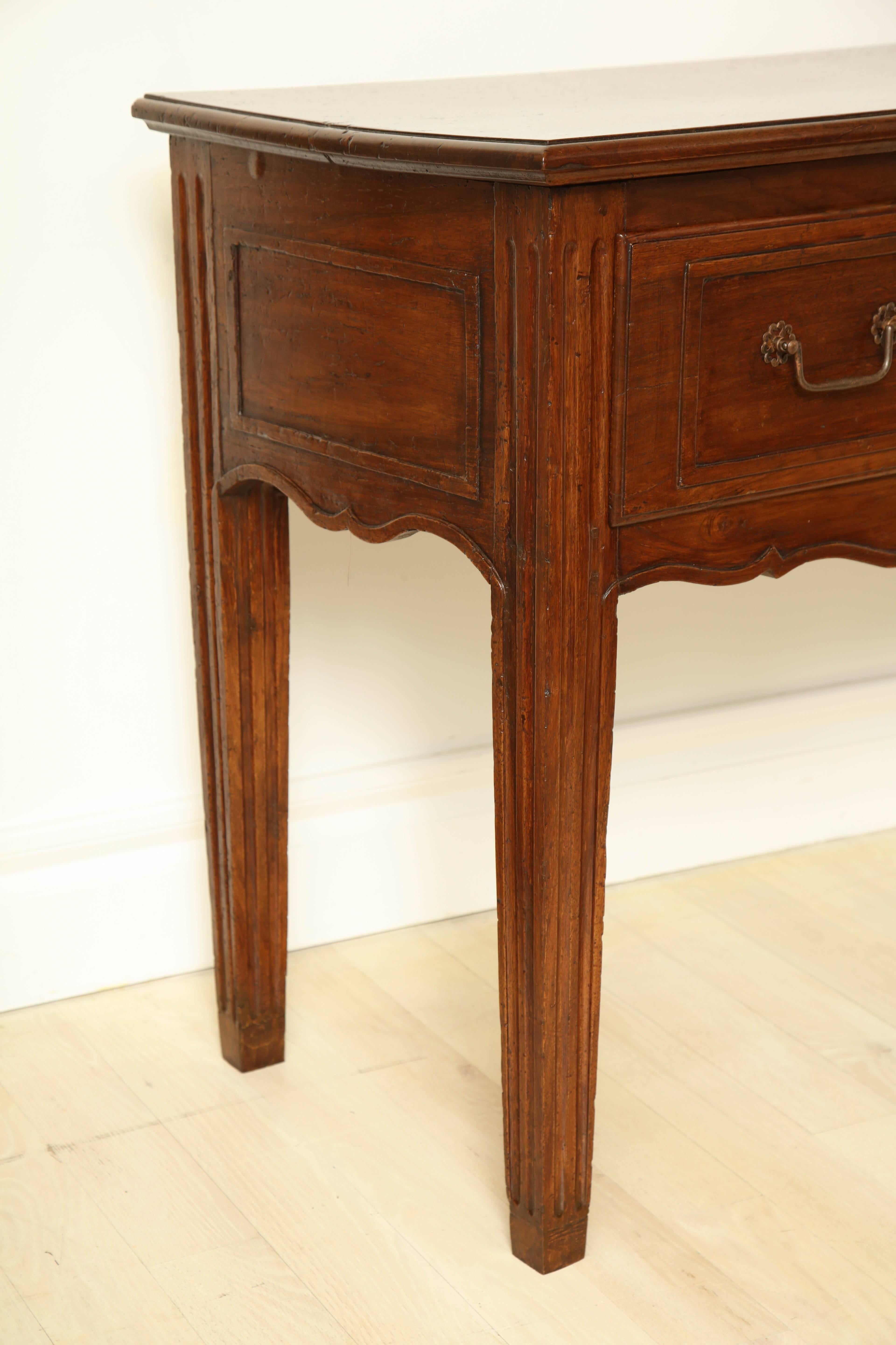 18th century French walnut console table with fluted tapered legs, shaped apron and single paneled drawer with iron handles.




Available to see in our NYC Showroom 
BK Antiques
306 East 61st St. 2nd fl.
New York, NY 10065