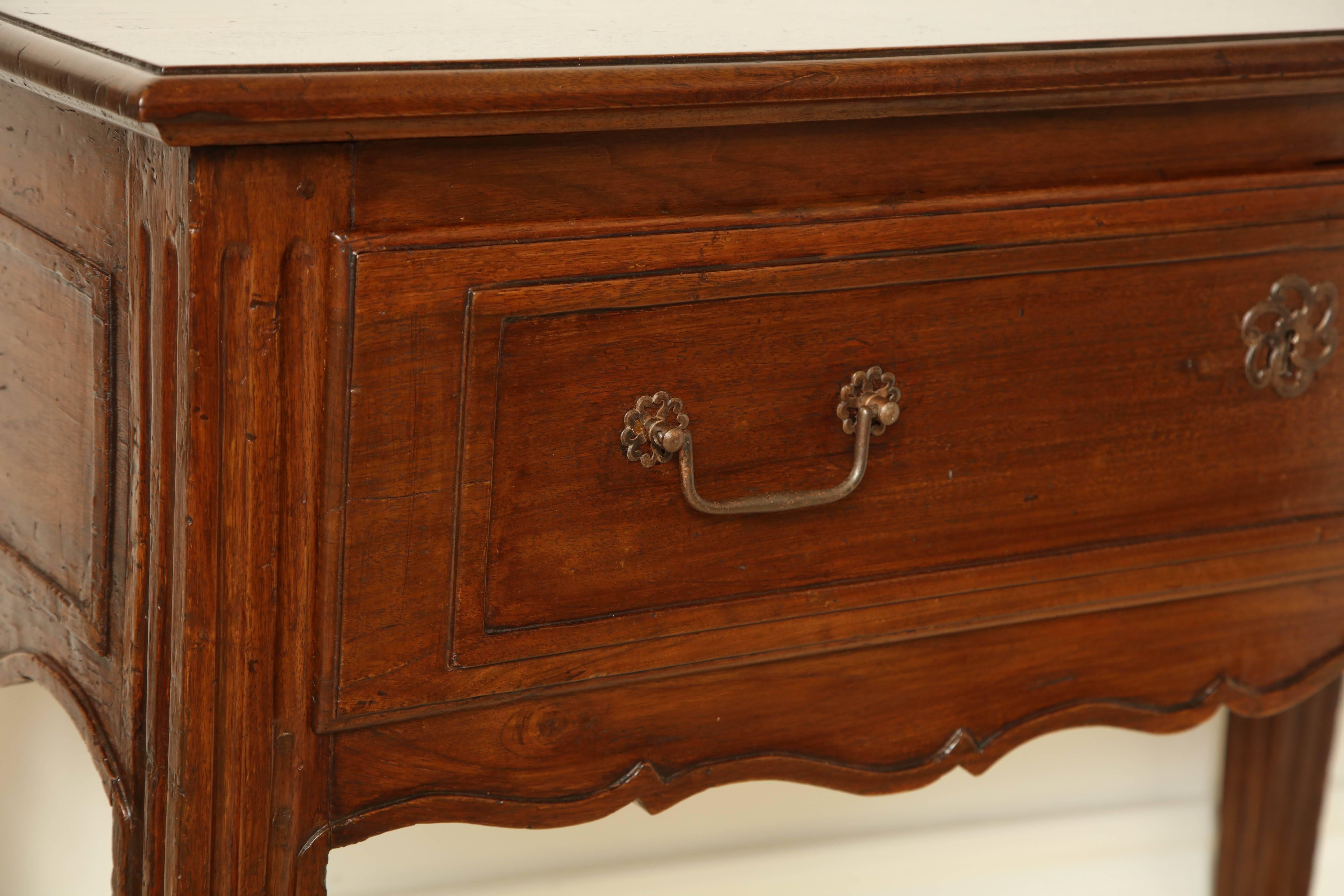 French 18th Century Walnut Console Table with a Shaped Apron and Single Drawer In Excellent Condition For Sale In New York, NY