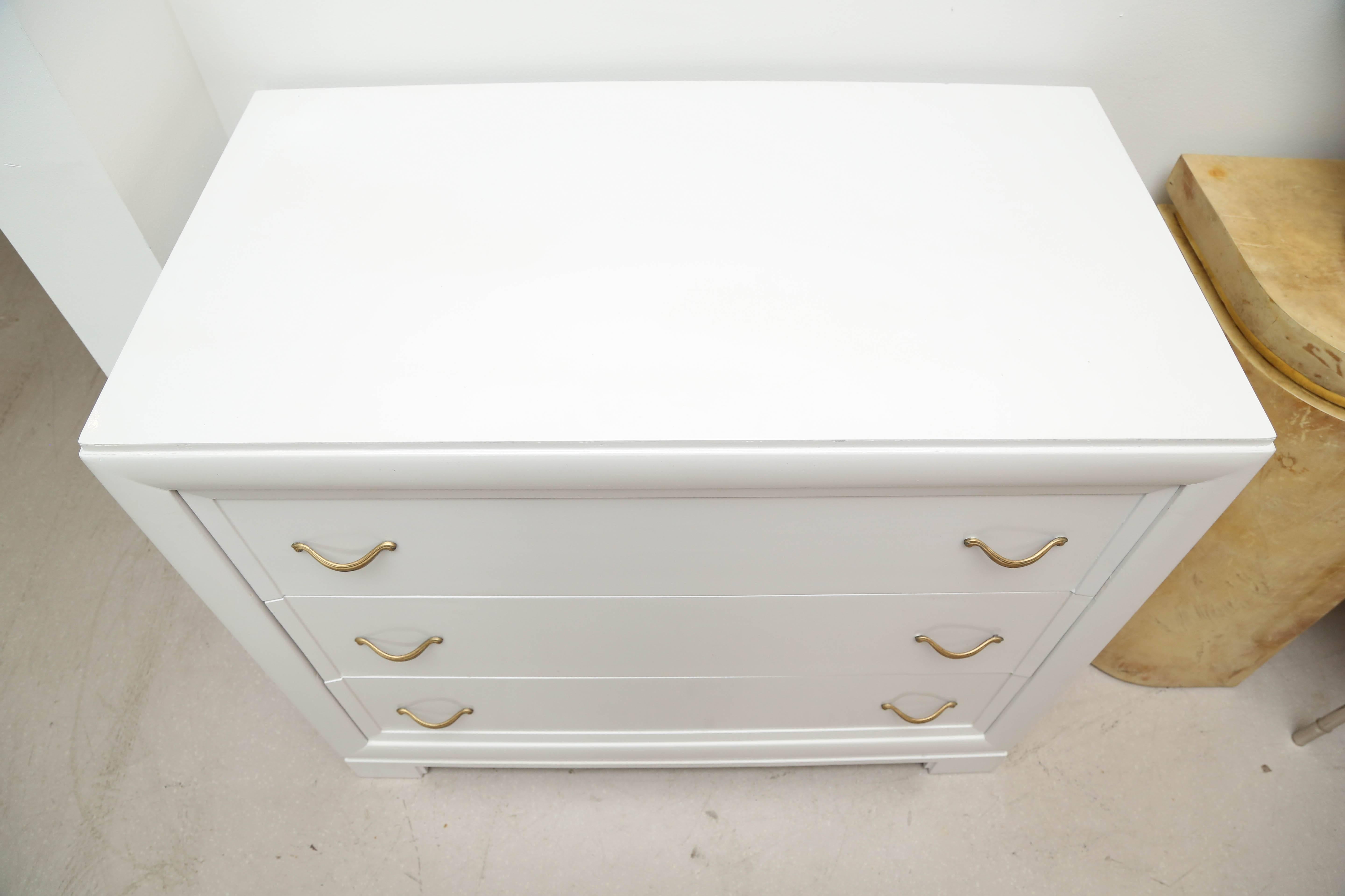Pair of White Lacquered Kittinger Chests In Good Condition In West Palm Beach, FL