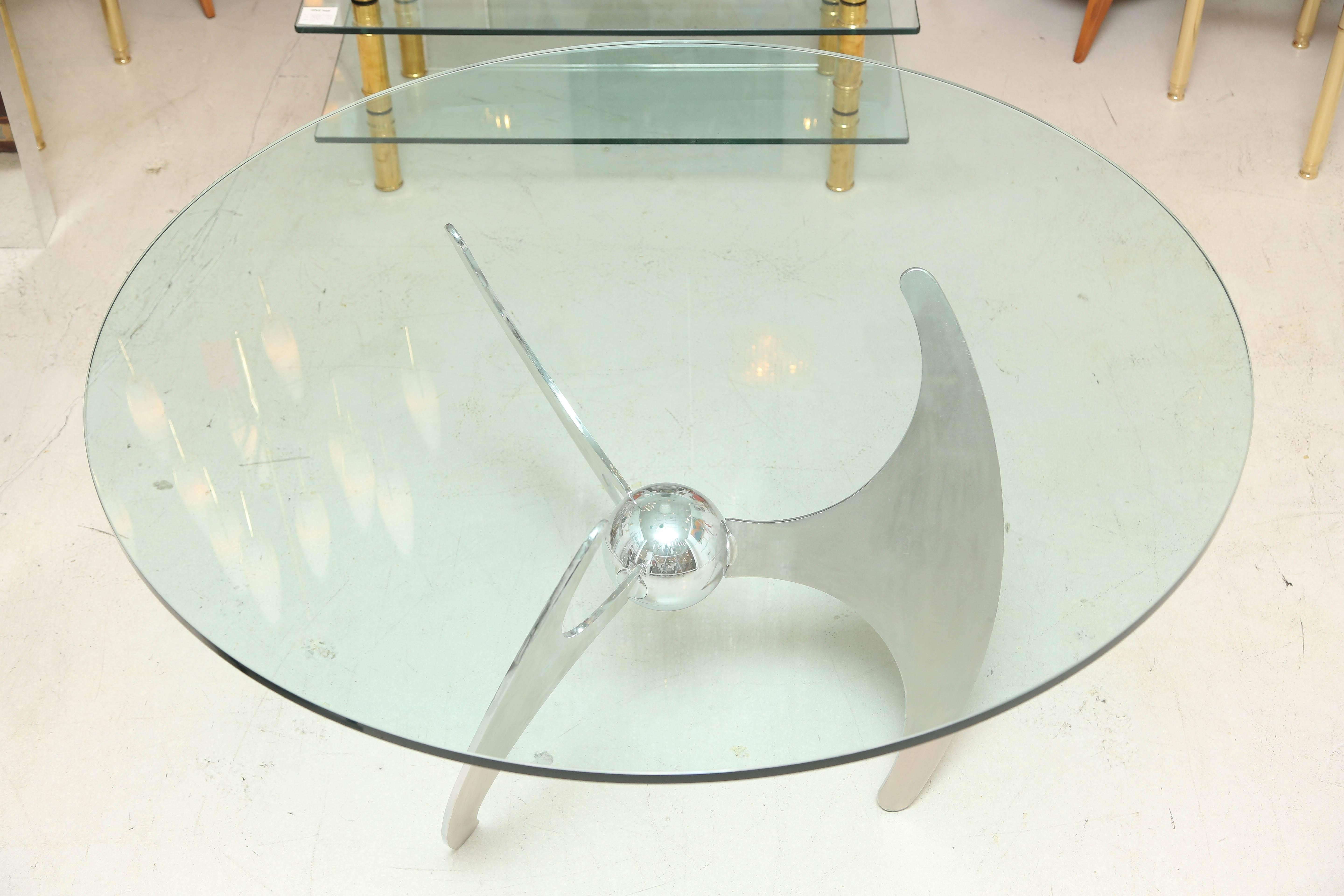 Mechanical propeller table designed by Luciano Campanini.
Can be a dining table: 31