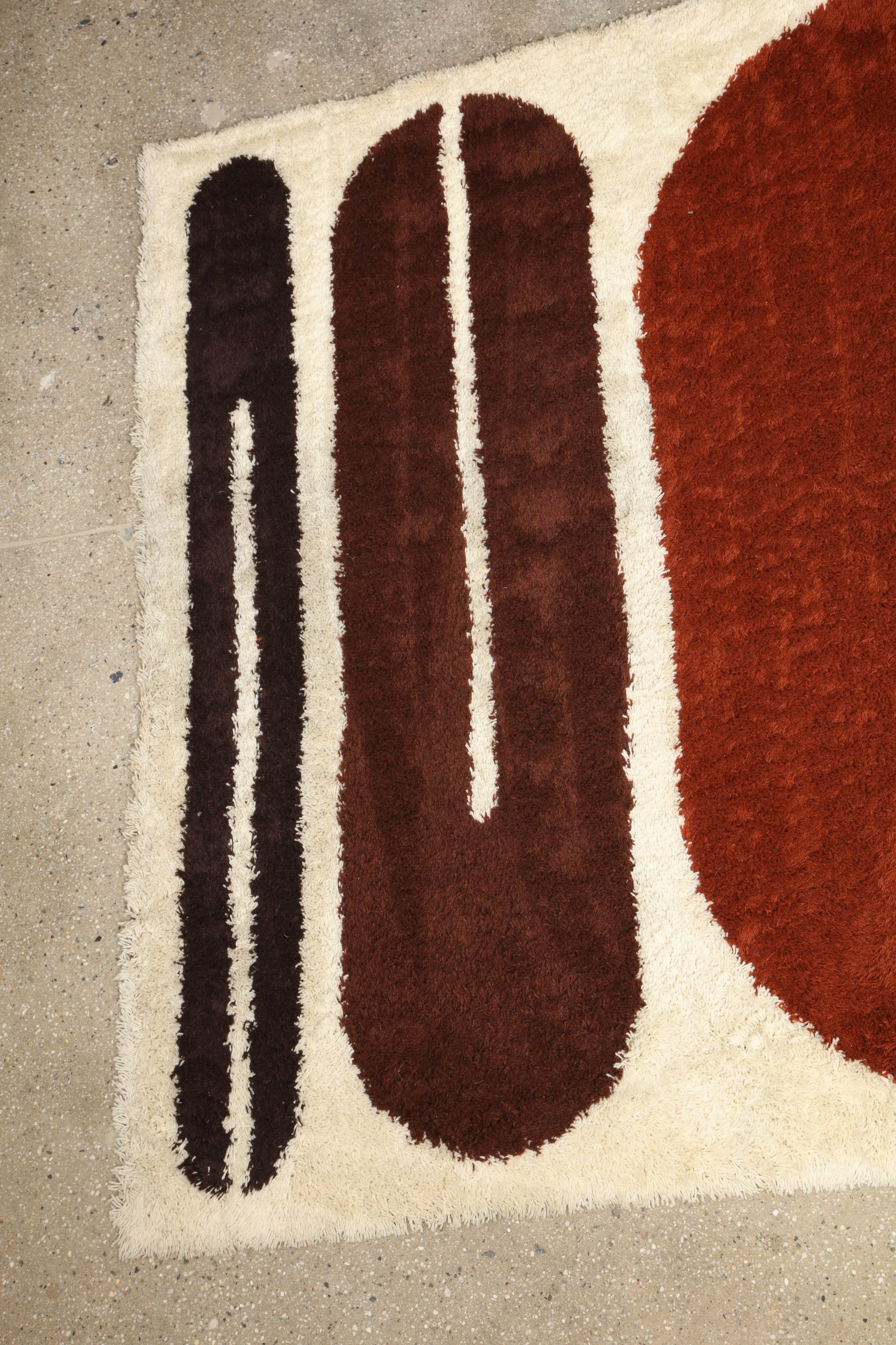 Hojer Eksport Wilton carpet made in Denmark 1960, great graphic design in wool in an ivory ground with dark chocolate, brown, chestnut and orange. Signed on the reverse side with the original label, created by Marguerite Rye, called the Rye