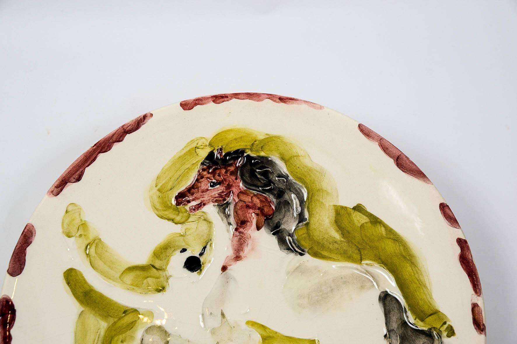Moderne Marcel Vertes Beau plat en céramique au cheval cabré, vers 1950 en vente