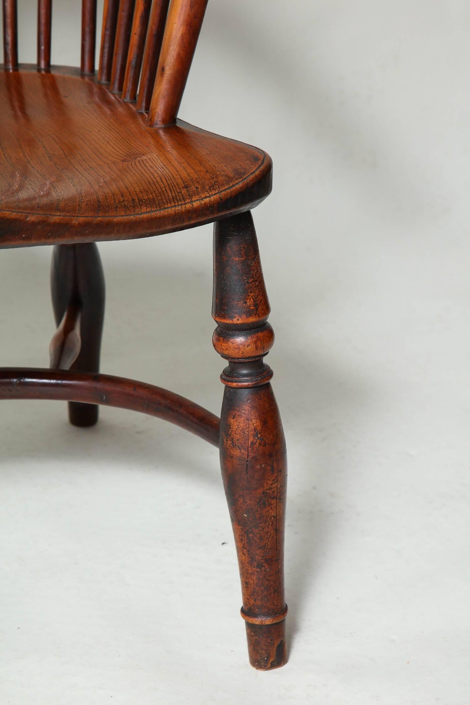 Very fine early 19th century English yew wood windsor hoop back armchair, the pierced splat with 