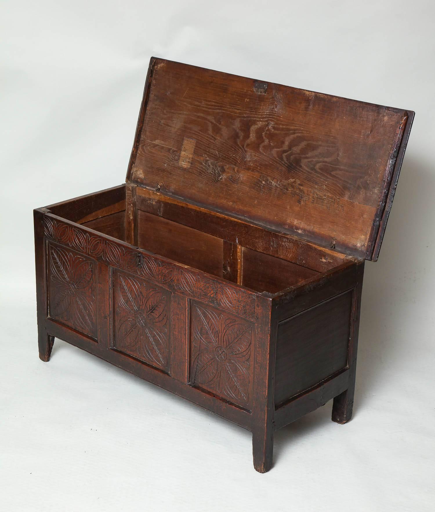 17th Century English Coffer In Good Condition In Greenwich, CT