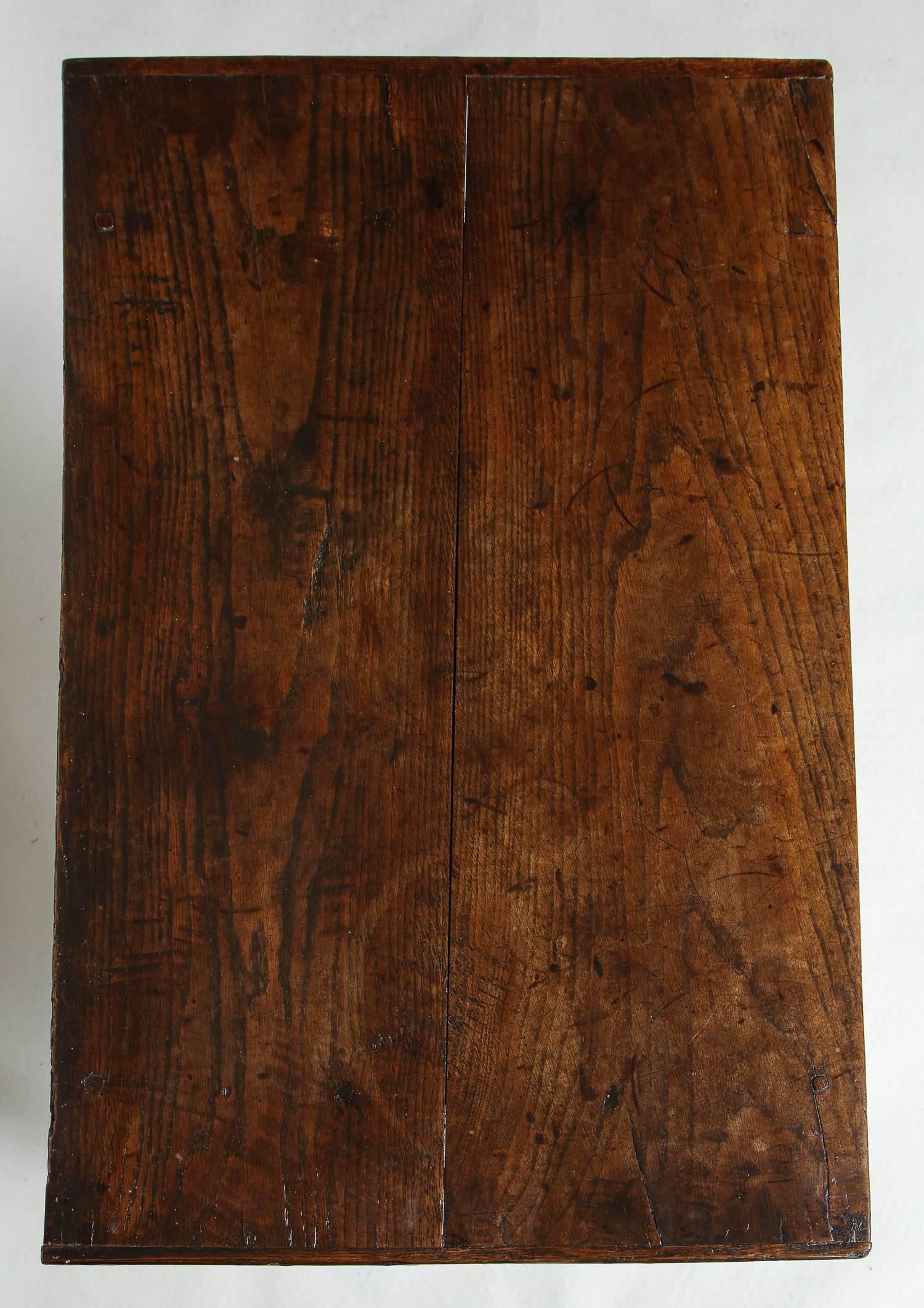 17th Century Oak and Walnut Table In Excellent Condition In Greenwich, CT