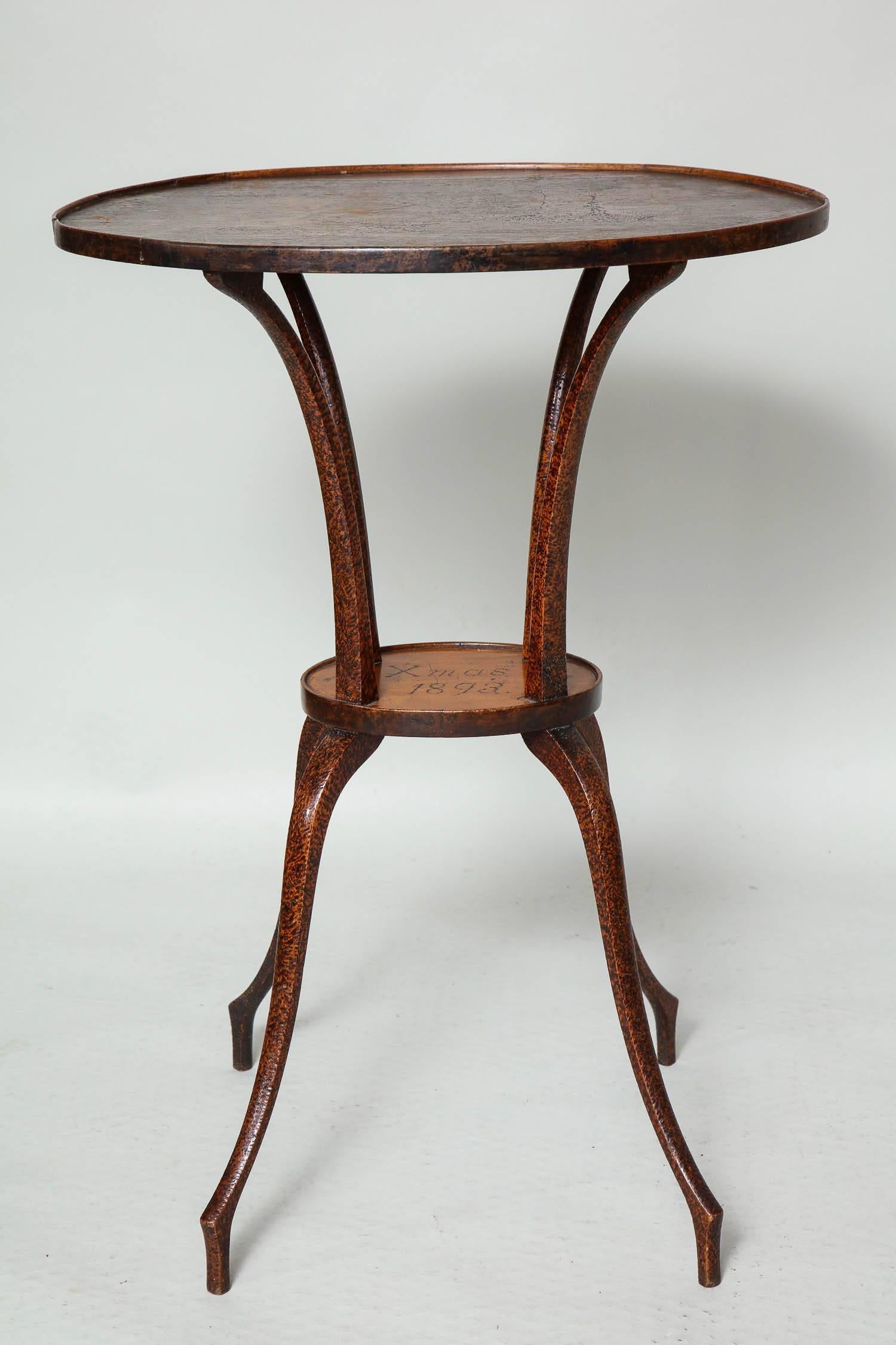 Grande-Bretagne (UK) Table gracieuse à décor pyramidal en vente