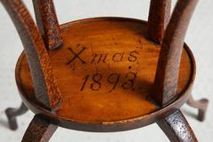 Graciosa Mesa con Decoración Pirográfica