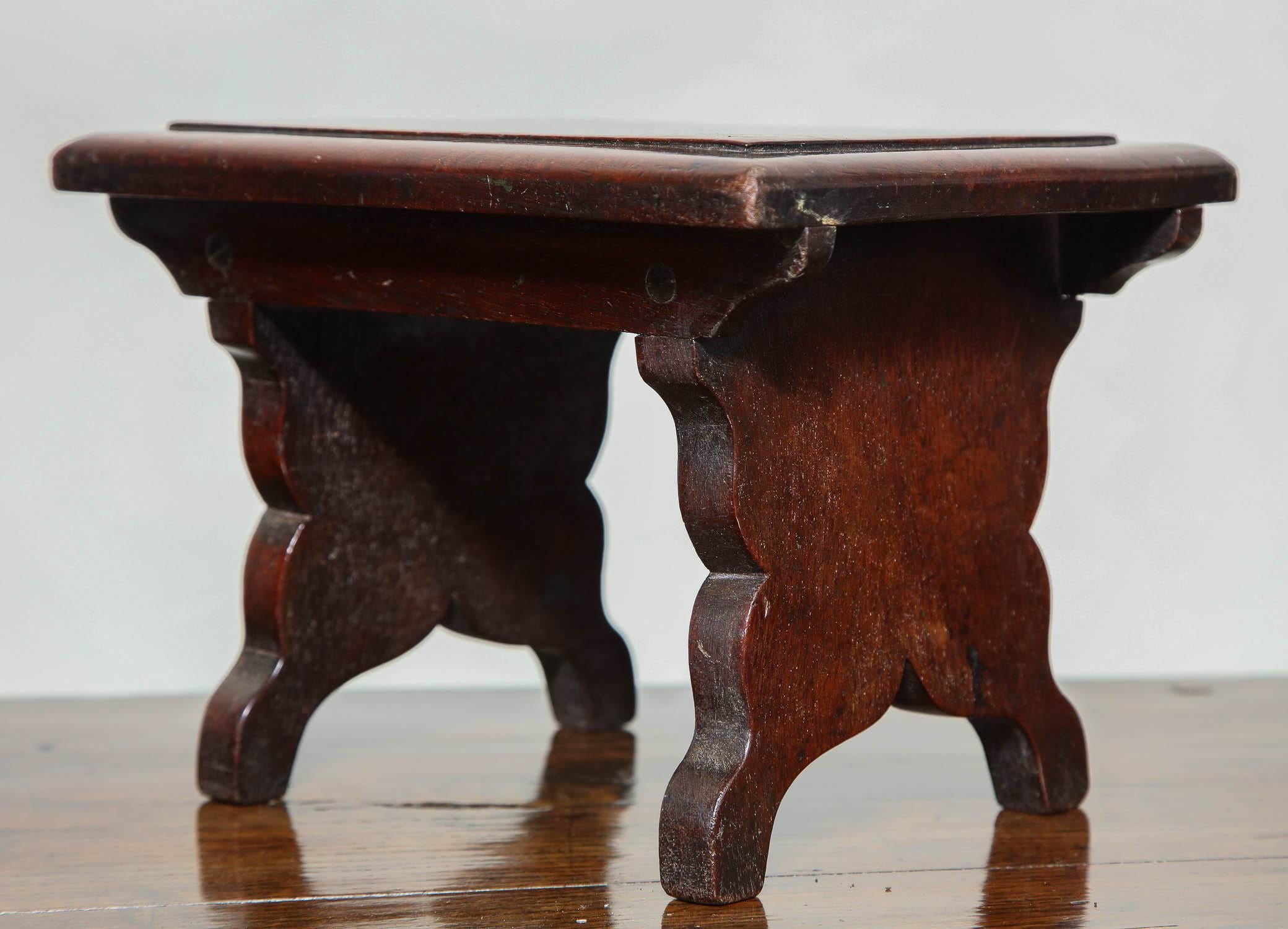 Rare Pair of Georgian Dresser Stools In Excellent Condition For Sale In Greenwich, CT