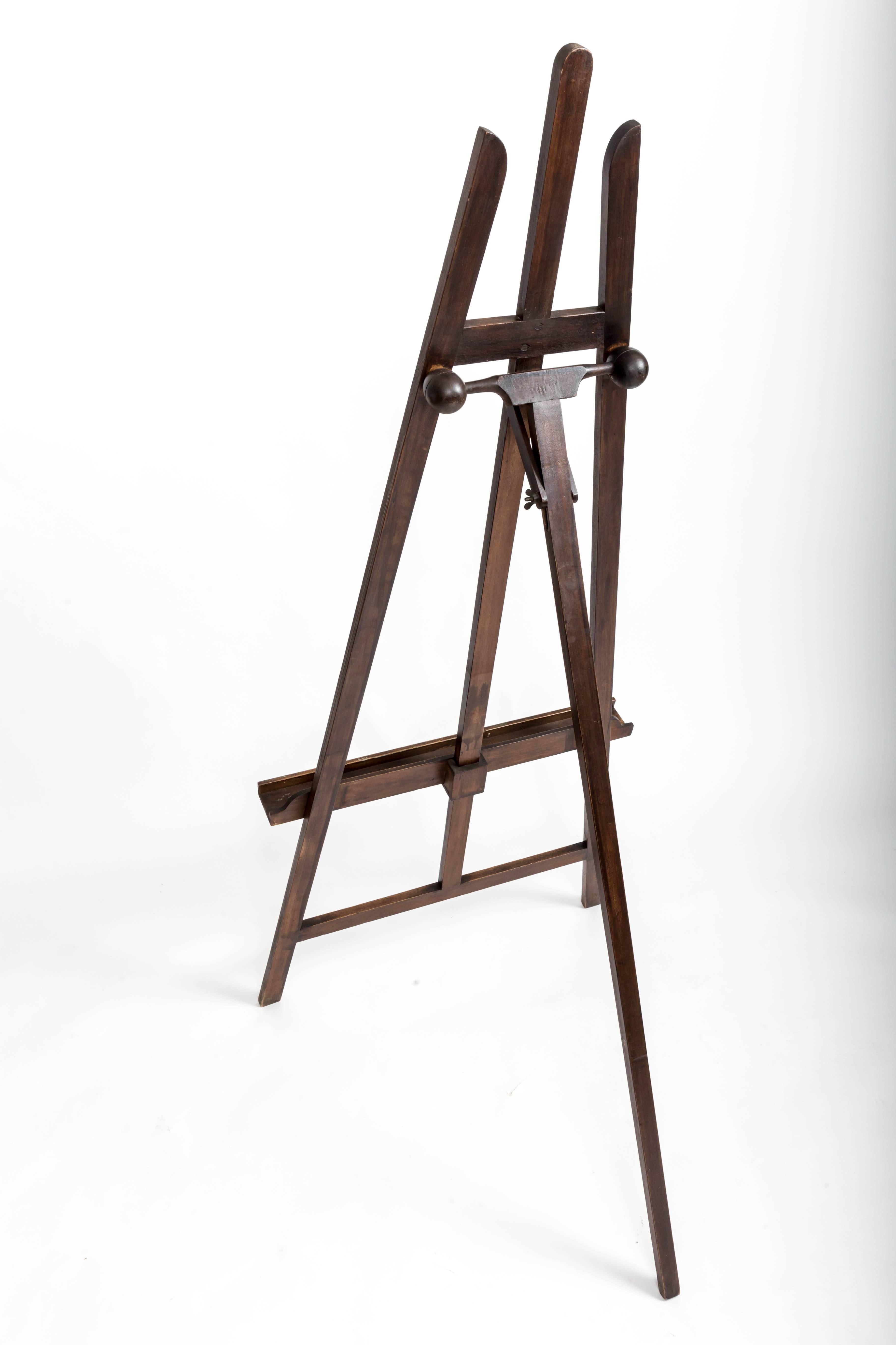 Adjustable racket picture easel.