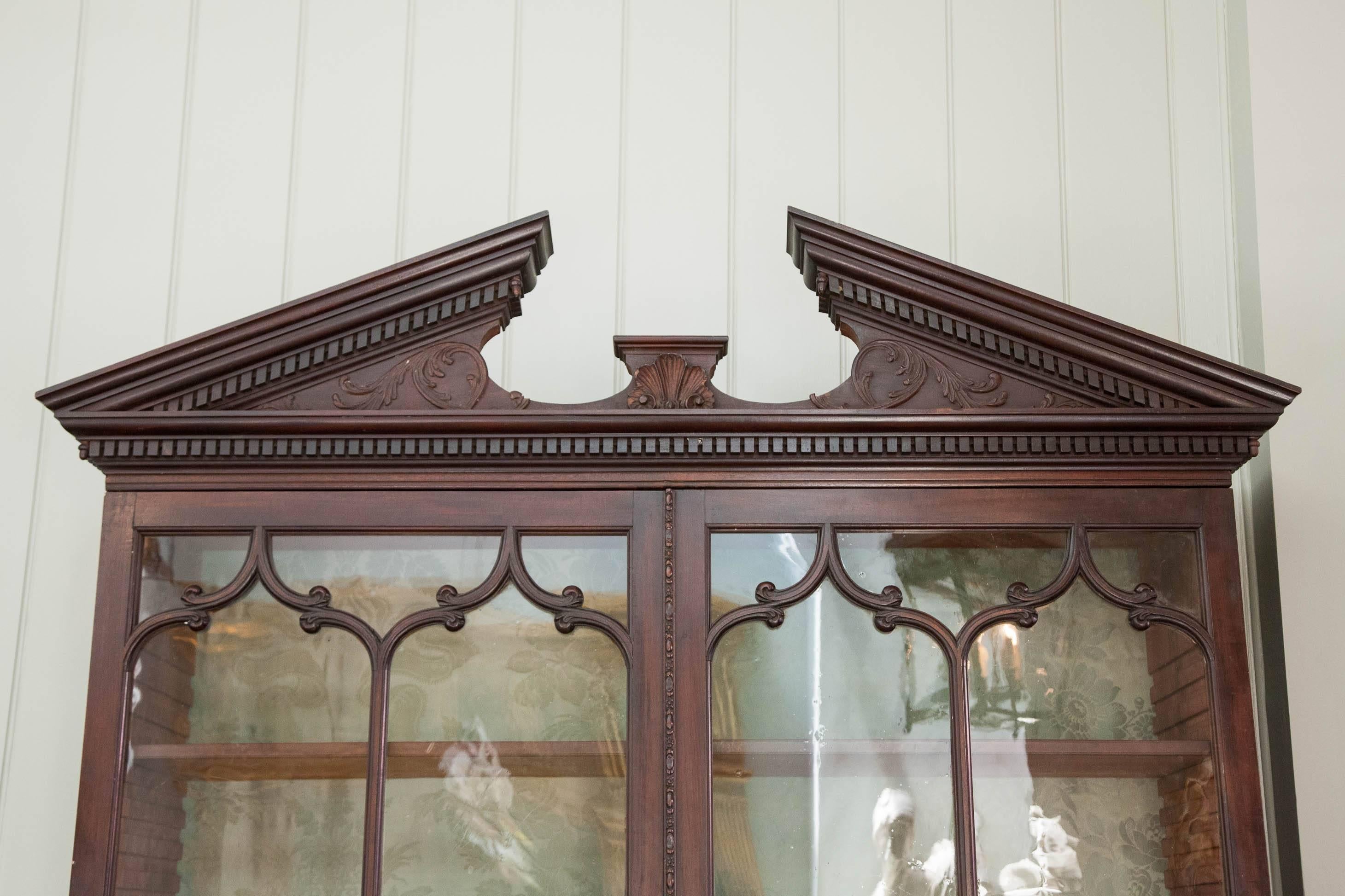 A mid-18th century Chippendale period bookcase with broken pediment, decorated with dentil foliate and shell motif.




 