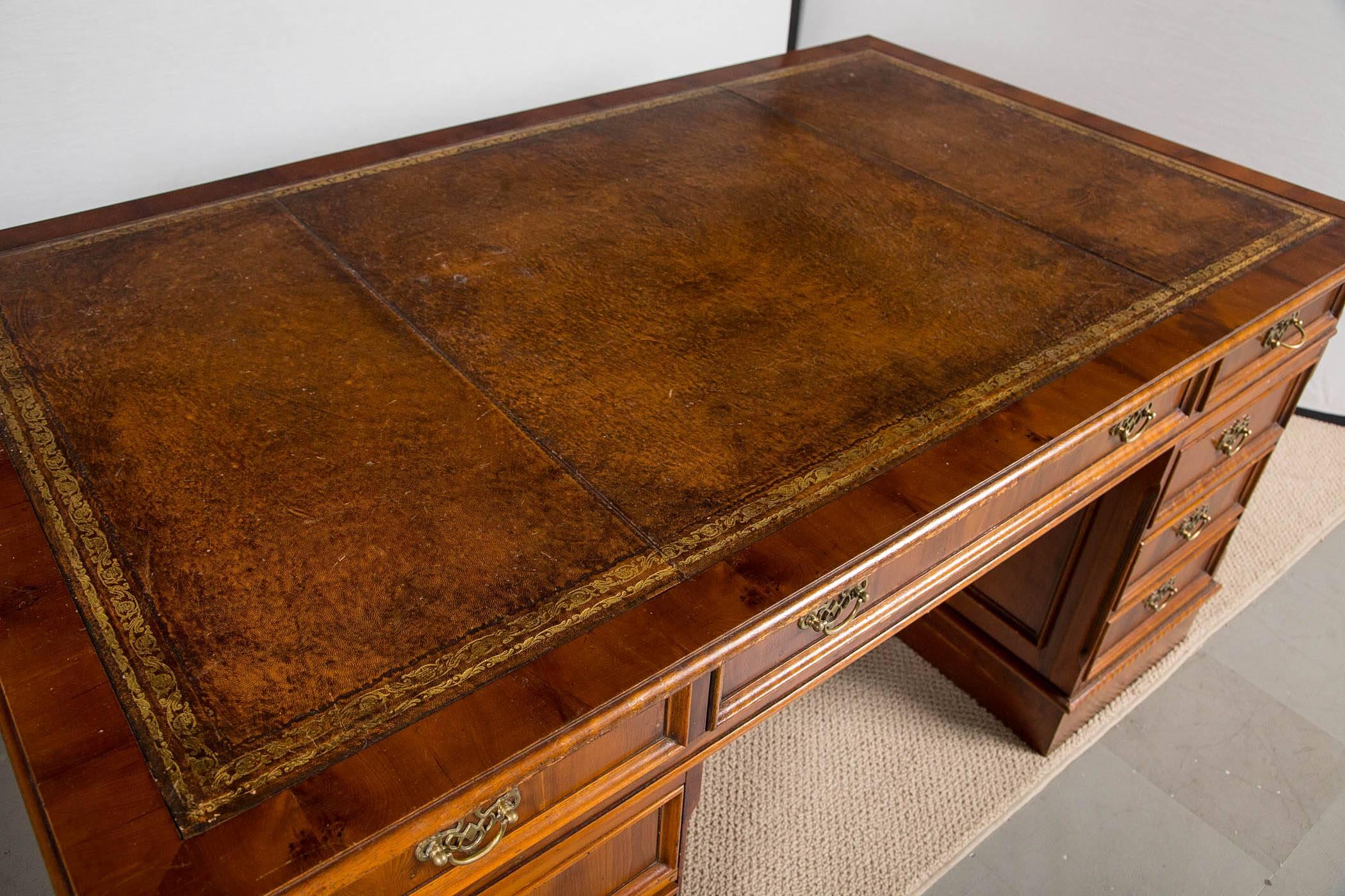 English Double Pedestal Desk In Good Condition For Sale In Stamford, CT
