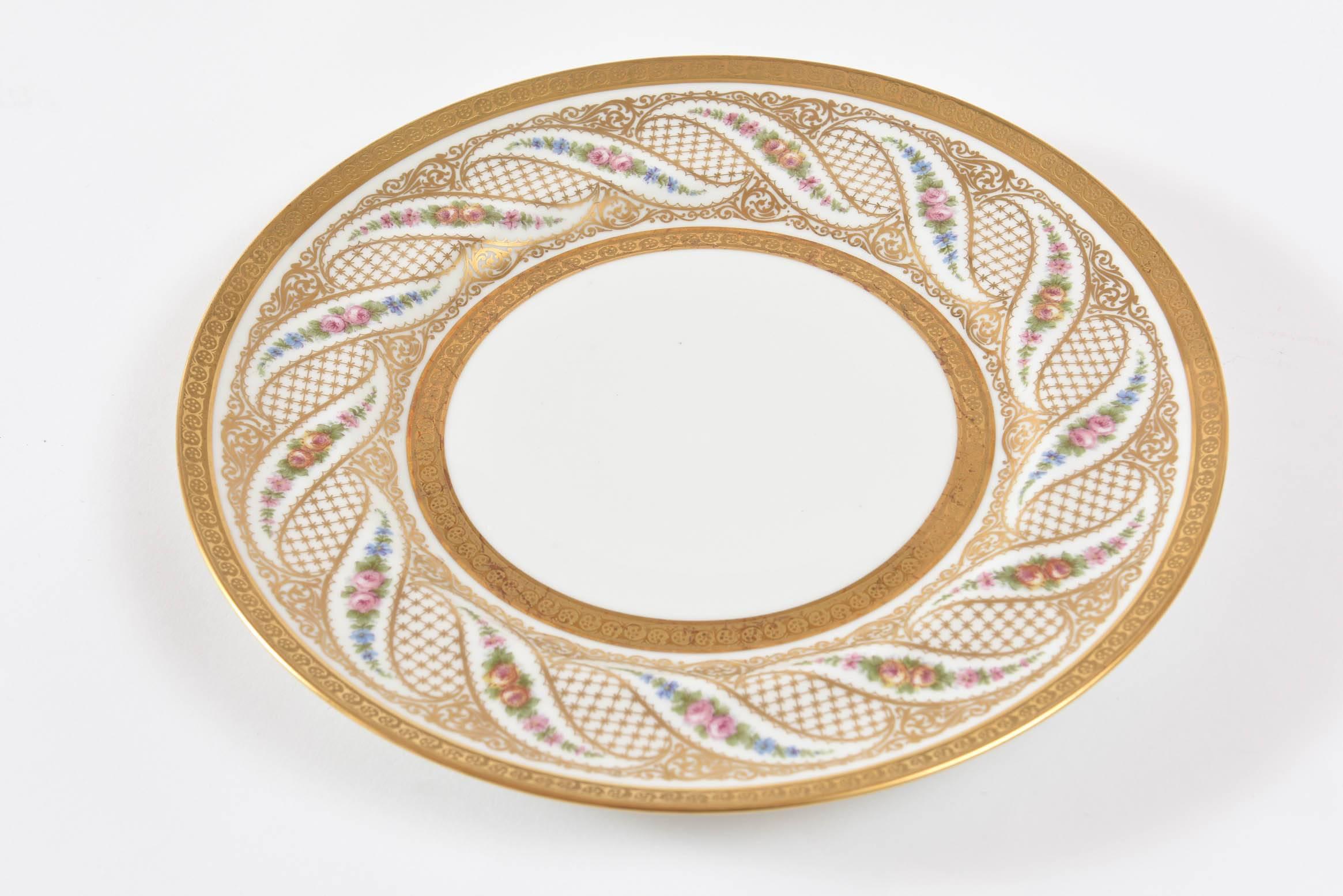 Début du 20ème siècle Assiettes plates anciennes de Limoges, lot de 11 avec intéressant motif de fleur tourbillonnante