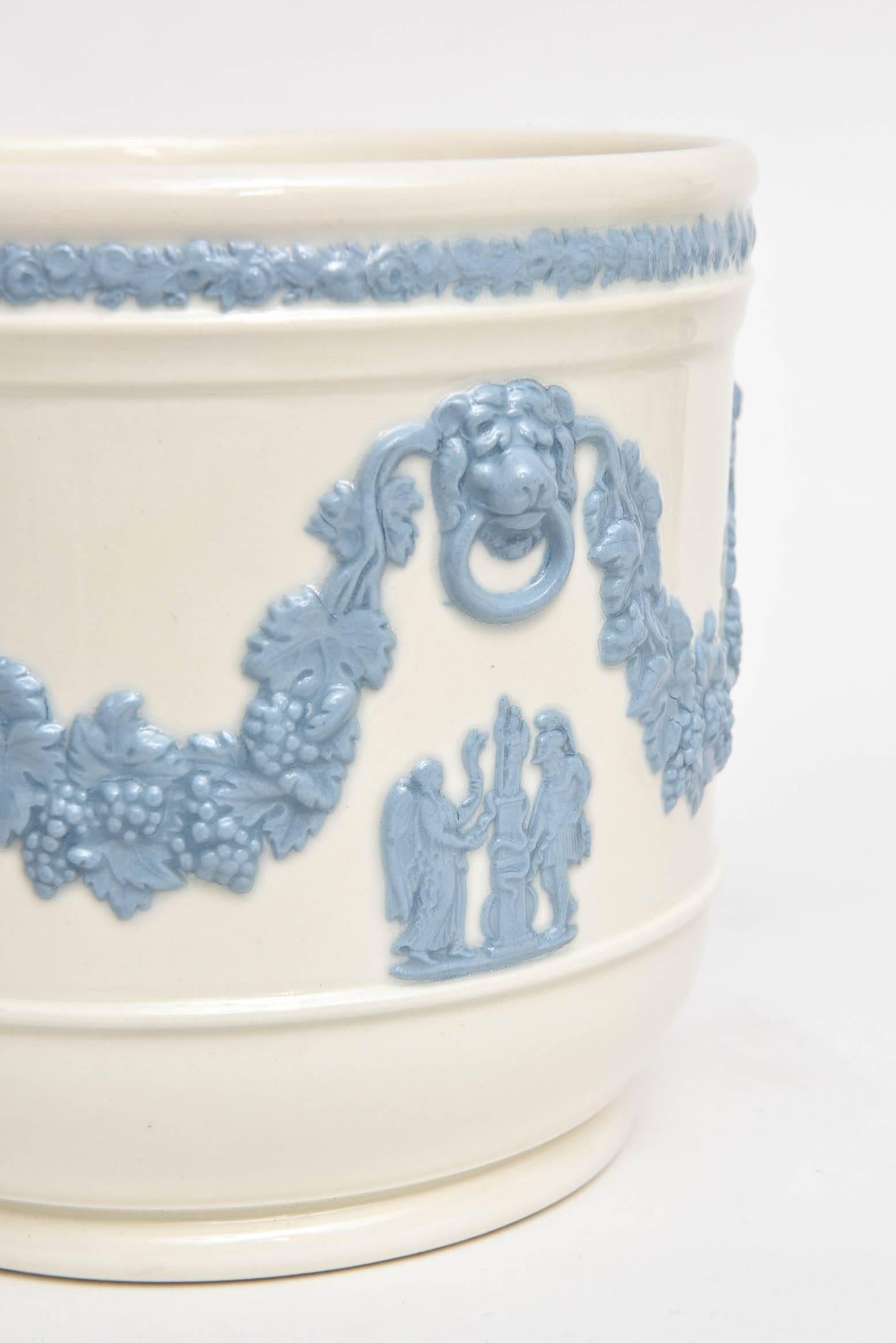 Great Britain (UK) Pair of Wedgwood Blue White Cache Pots, Lion's Head Handles Classical Scenes