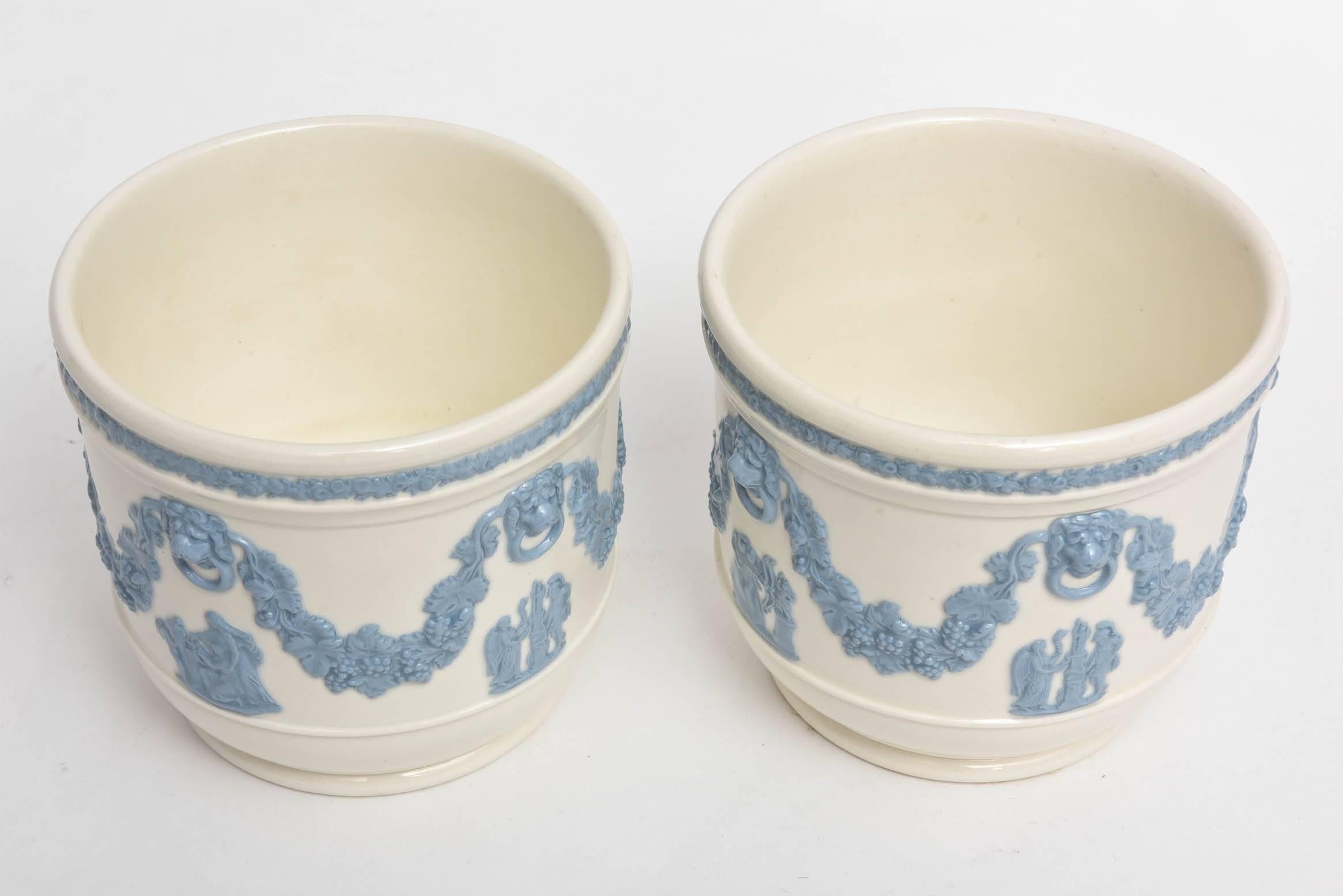 Pair of Wedgwood Blue White Cache Pots, Lion's Head Handles Classical Scenes In Good Condition In West Palm Beach, FL