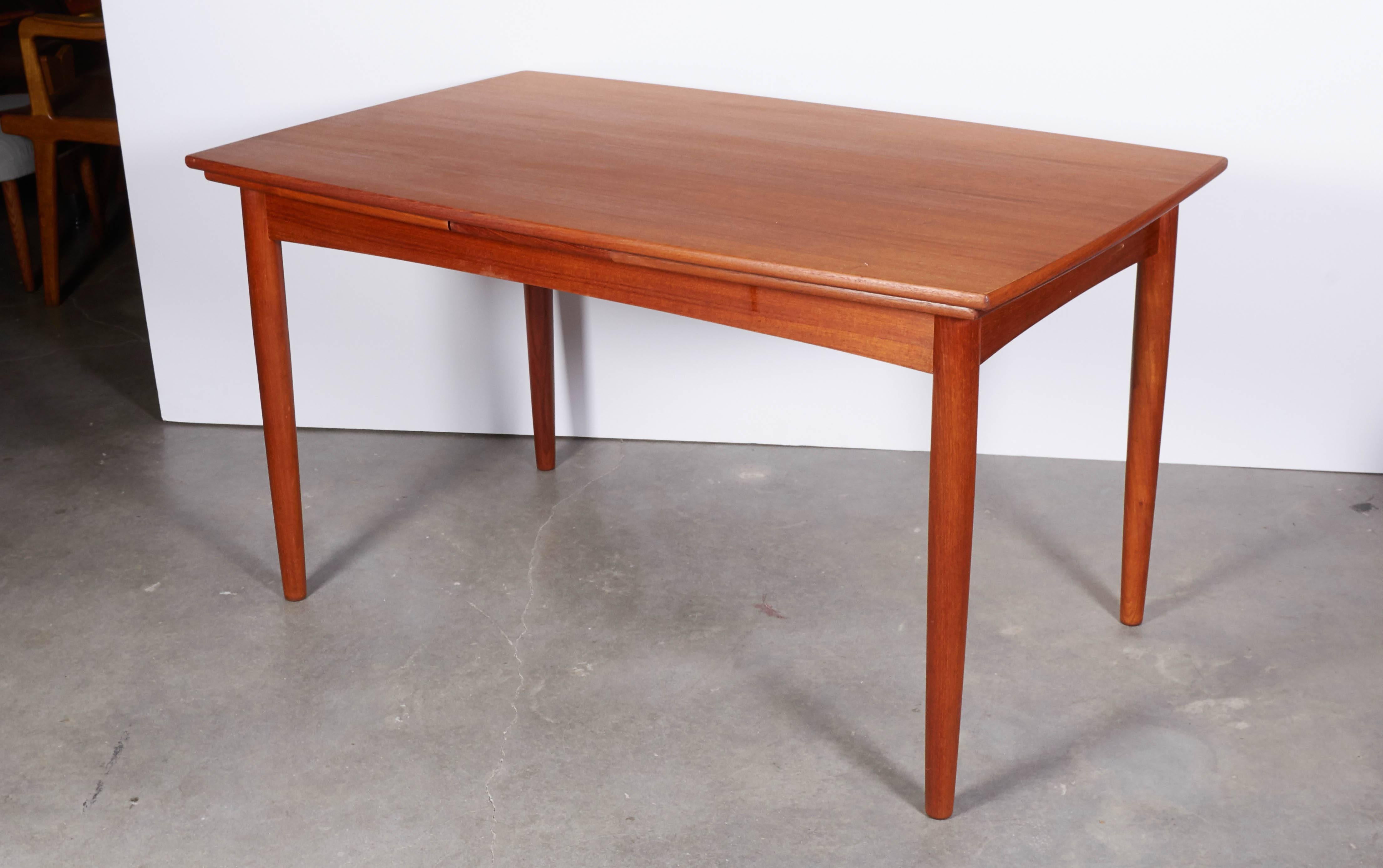 Danish Modern Dining Table, Expandable In Excellent Condition In New York, NY