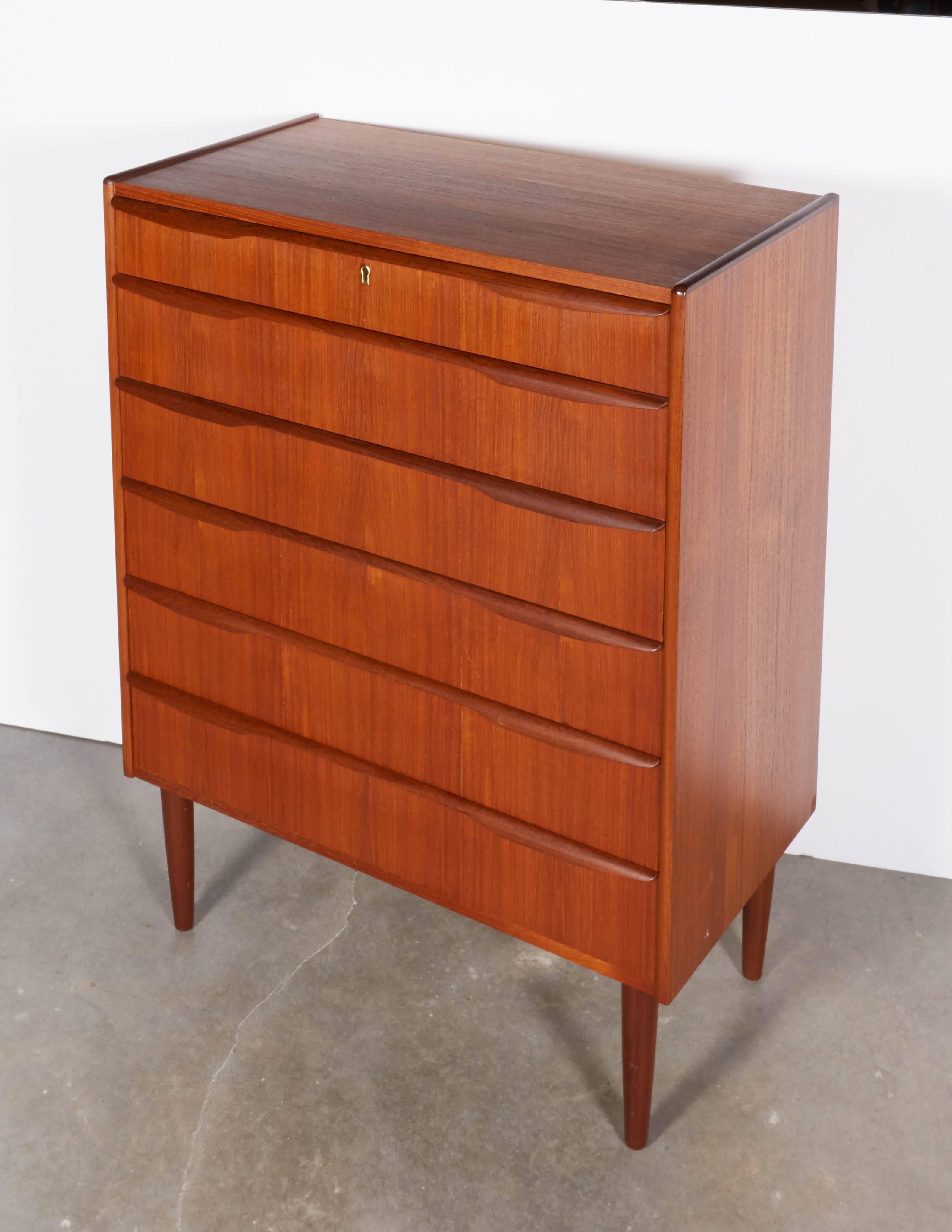 Vintage 1960s Mid Century Teak Dresser

This retro chest of drawers is in excellent condition and can be used anywhere you need extra storage. Recently I've seen people use these in hallways for linen storage, in entry ways for hats, scarves, keys