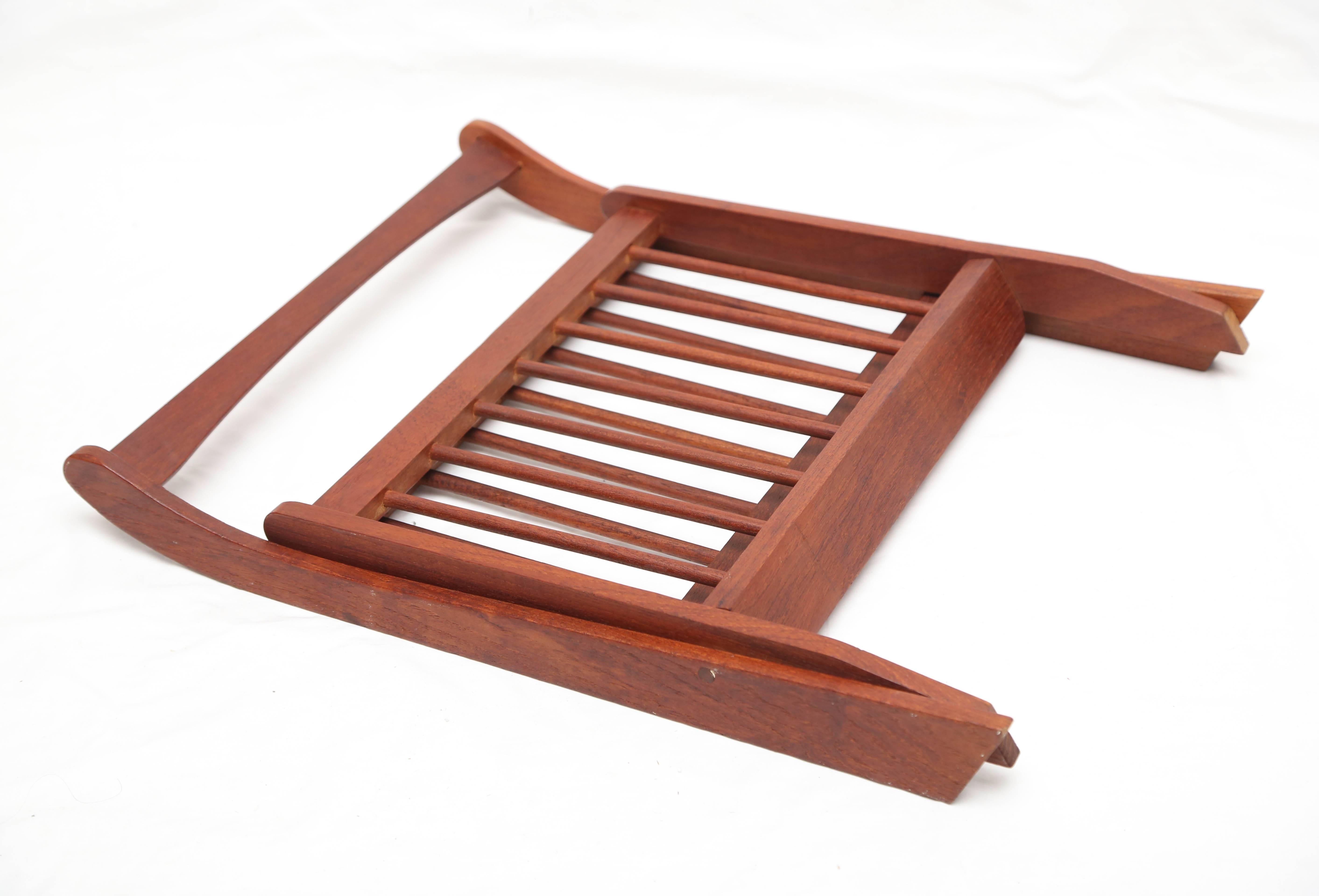 Magazine rack in teak.