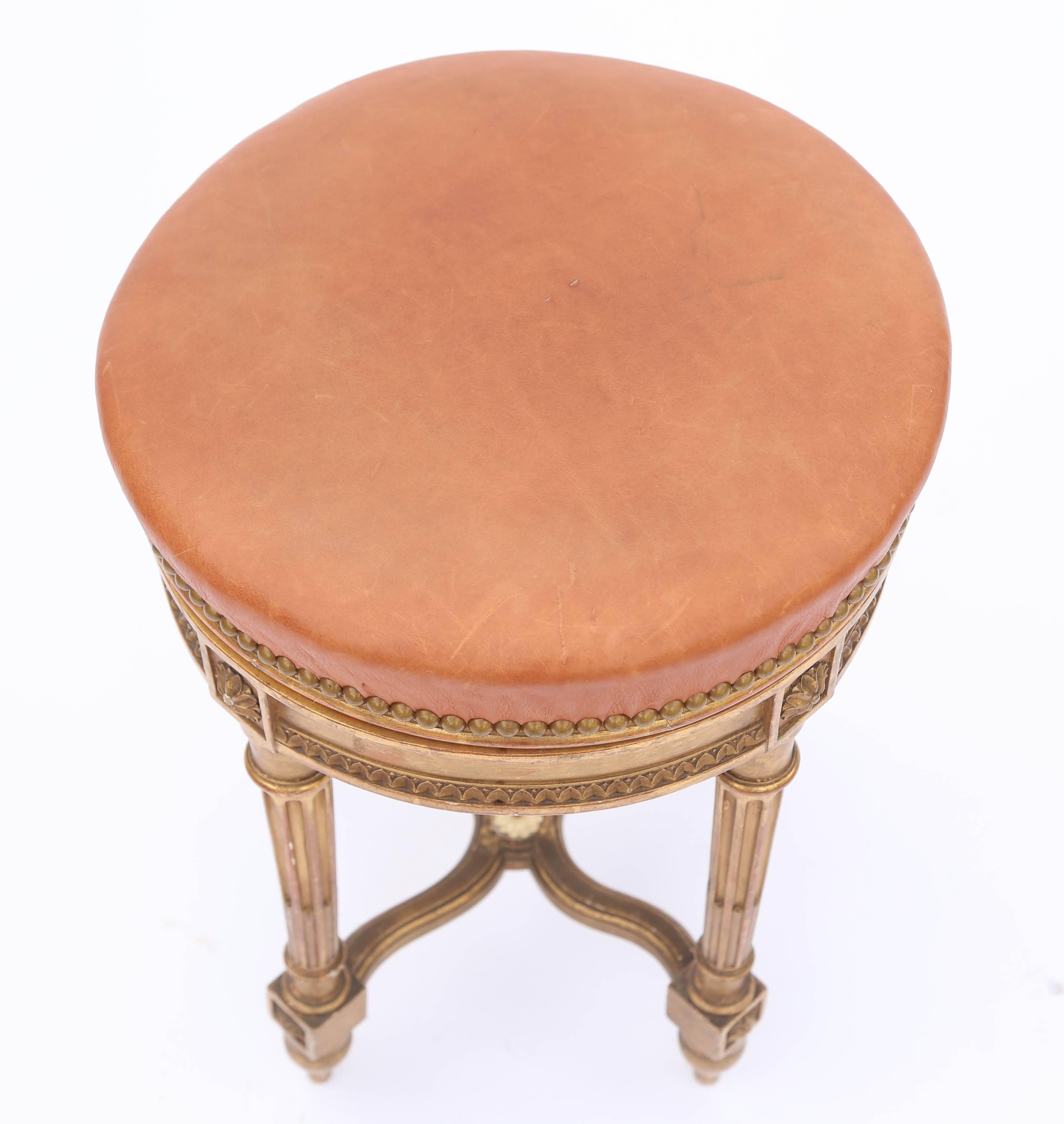 Giltwood Louis XVI Klavierhocker mit Ledersitz (Louis XVI.) im Angebot