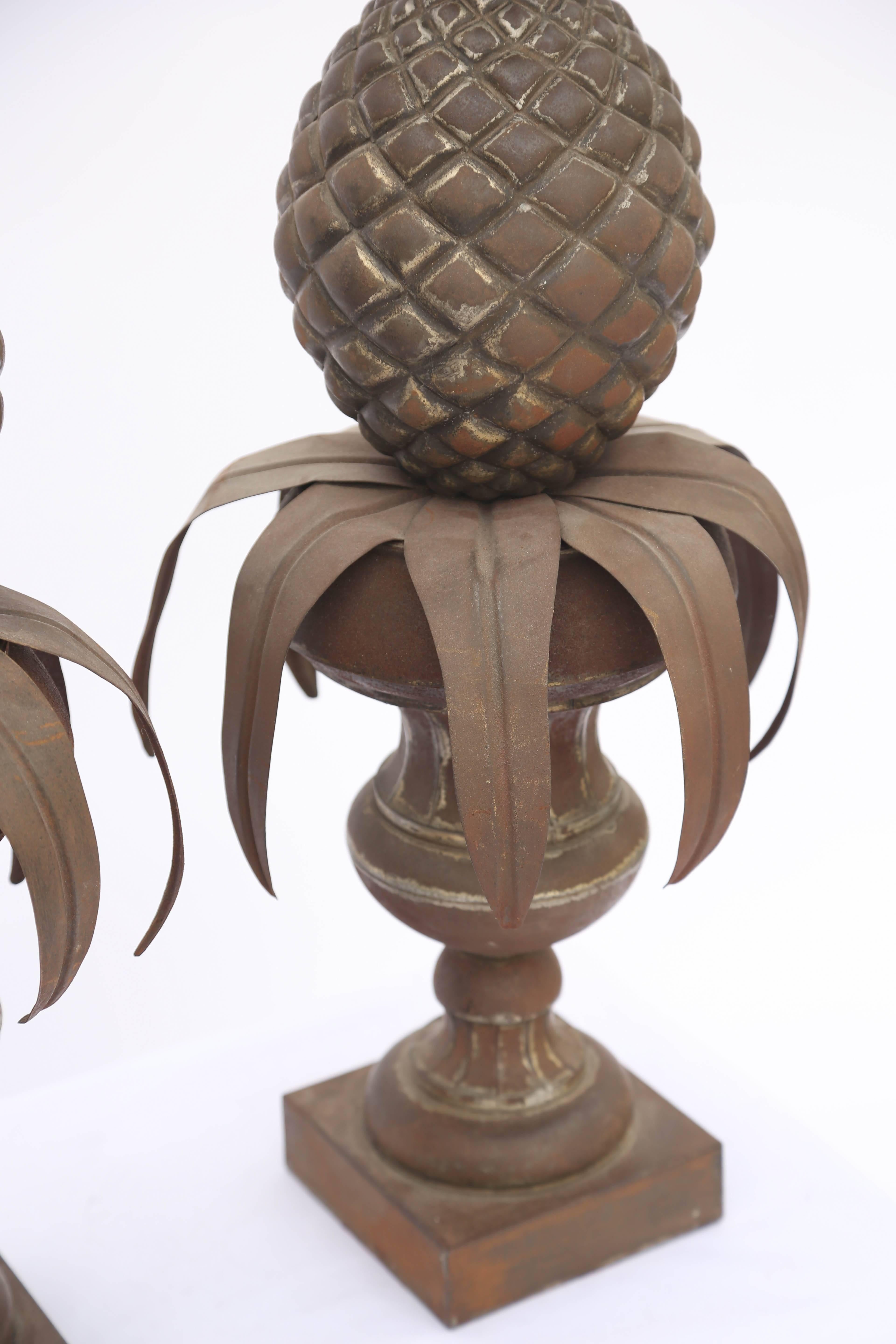 20ième siècle Paire d'ananas dans des urnes en tôle en vente
