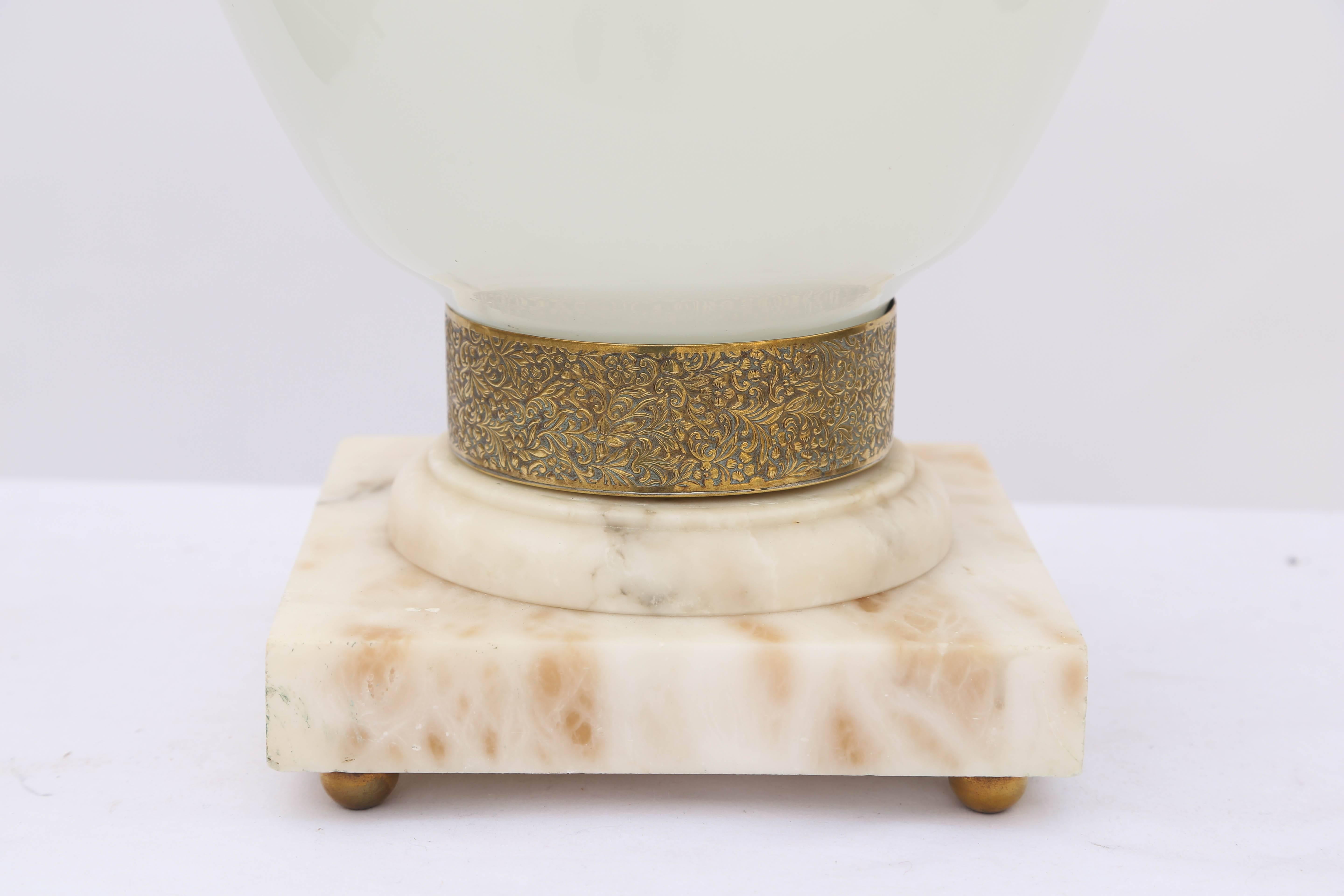Milieu du XXe siècle Lampe italienne surdimensionnée en verre dépoli soufflé à la main en vente