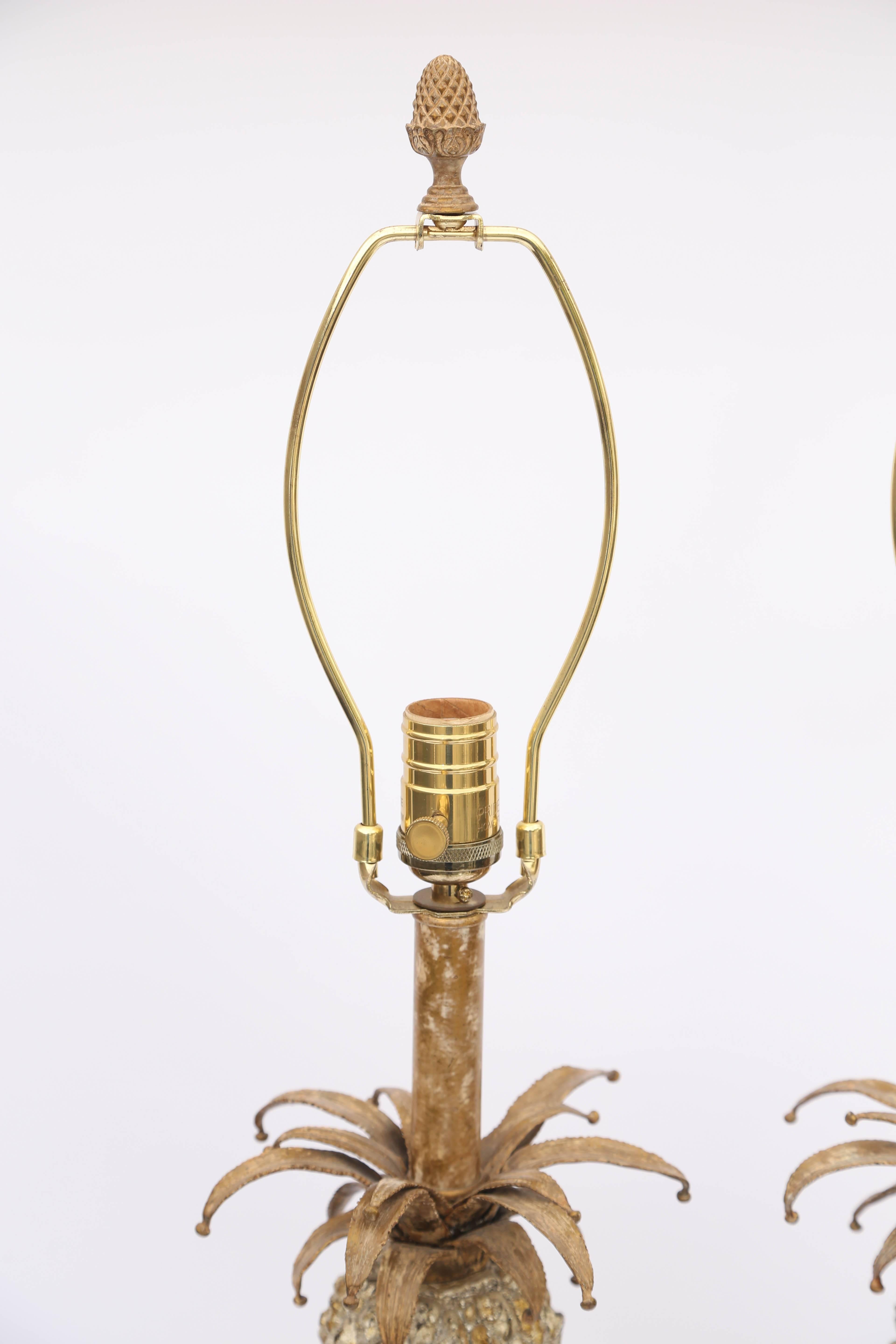 Métal Paire de lampes de bureau en métal doré en forme d'ananas en vente
