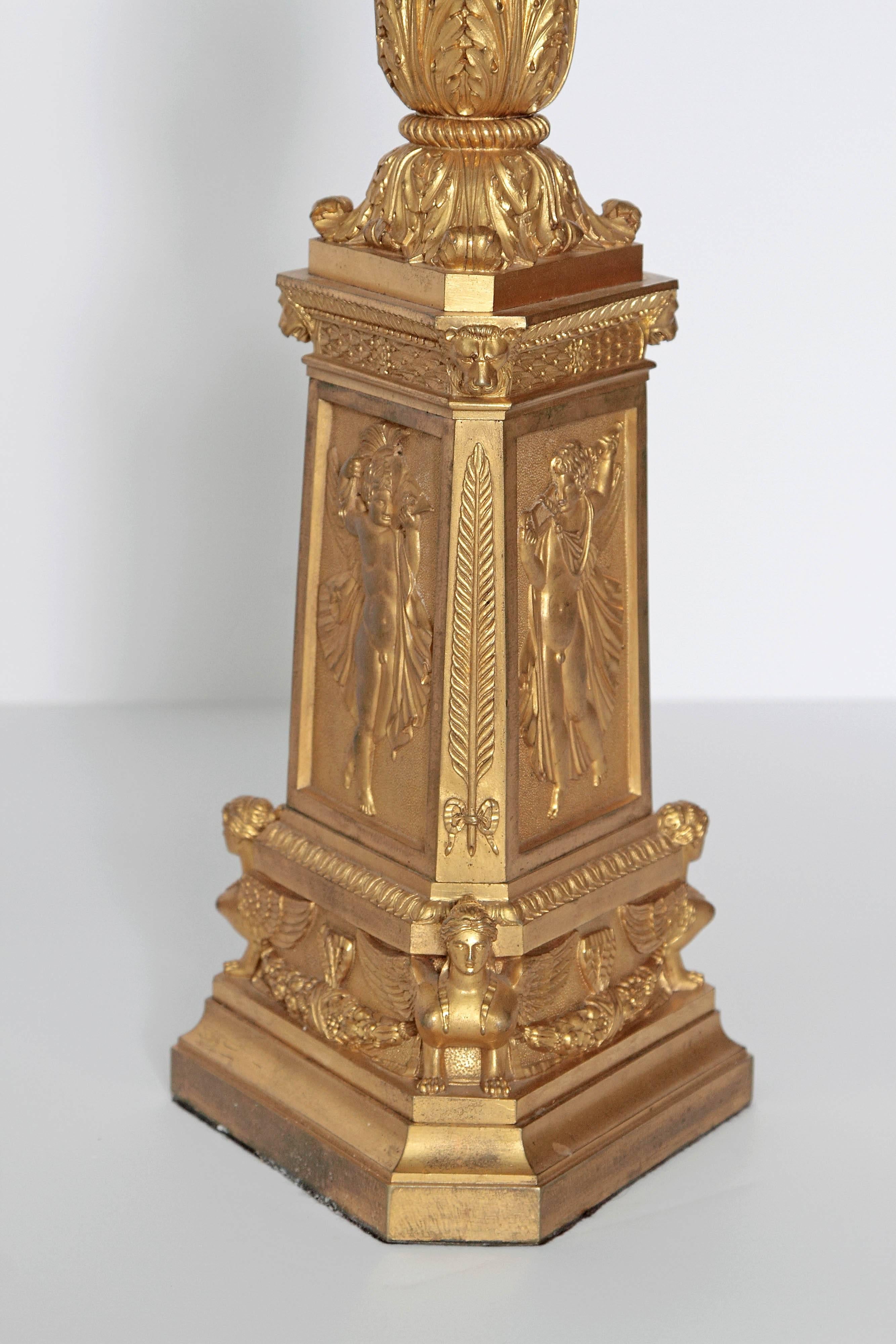 Bronze Paire de grands candélabres français Empire en bronze doré à six branches comme lampes en vente