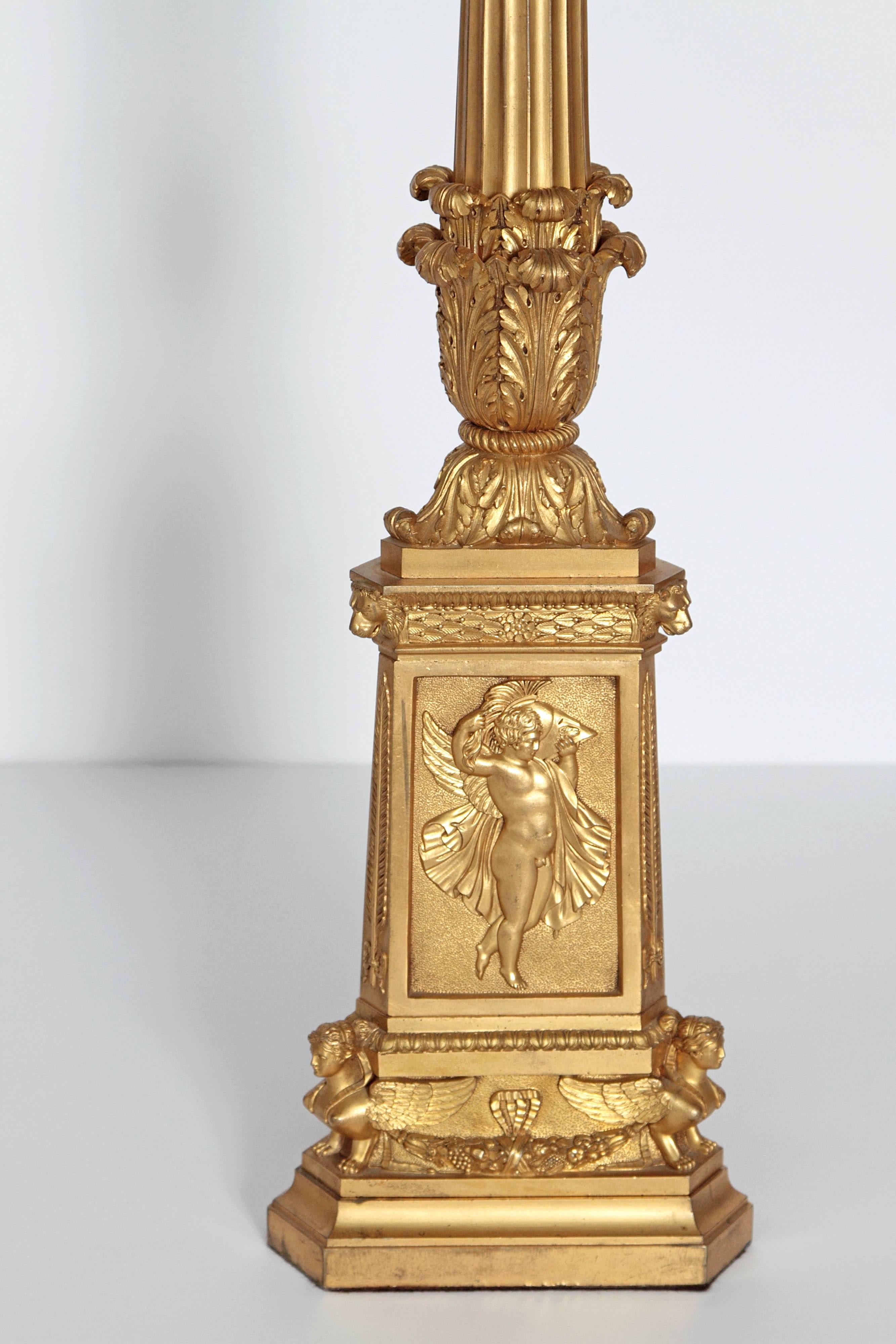 Paire de grands candélabres français Empire en bronze doré à six branches comme lampes en vente 1