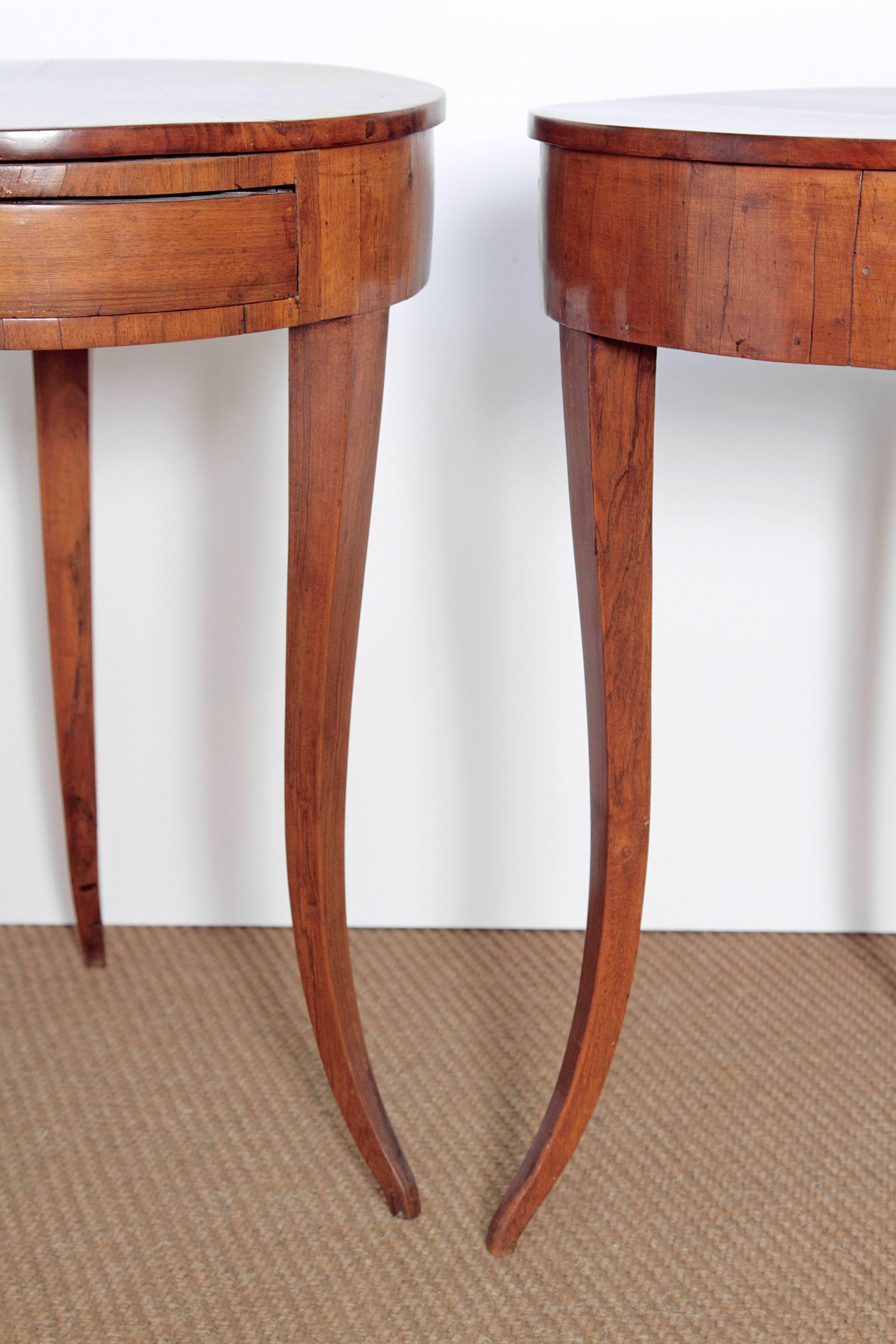 Pair of Early 19th Century Walnut Gueridons In Good Condition In Dallas, TX
