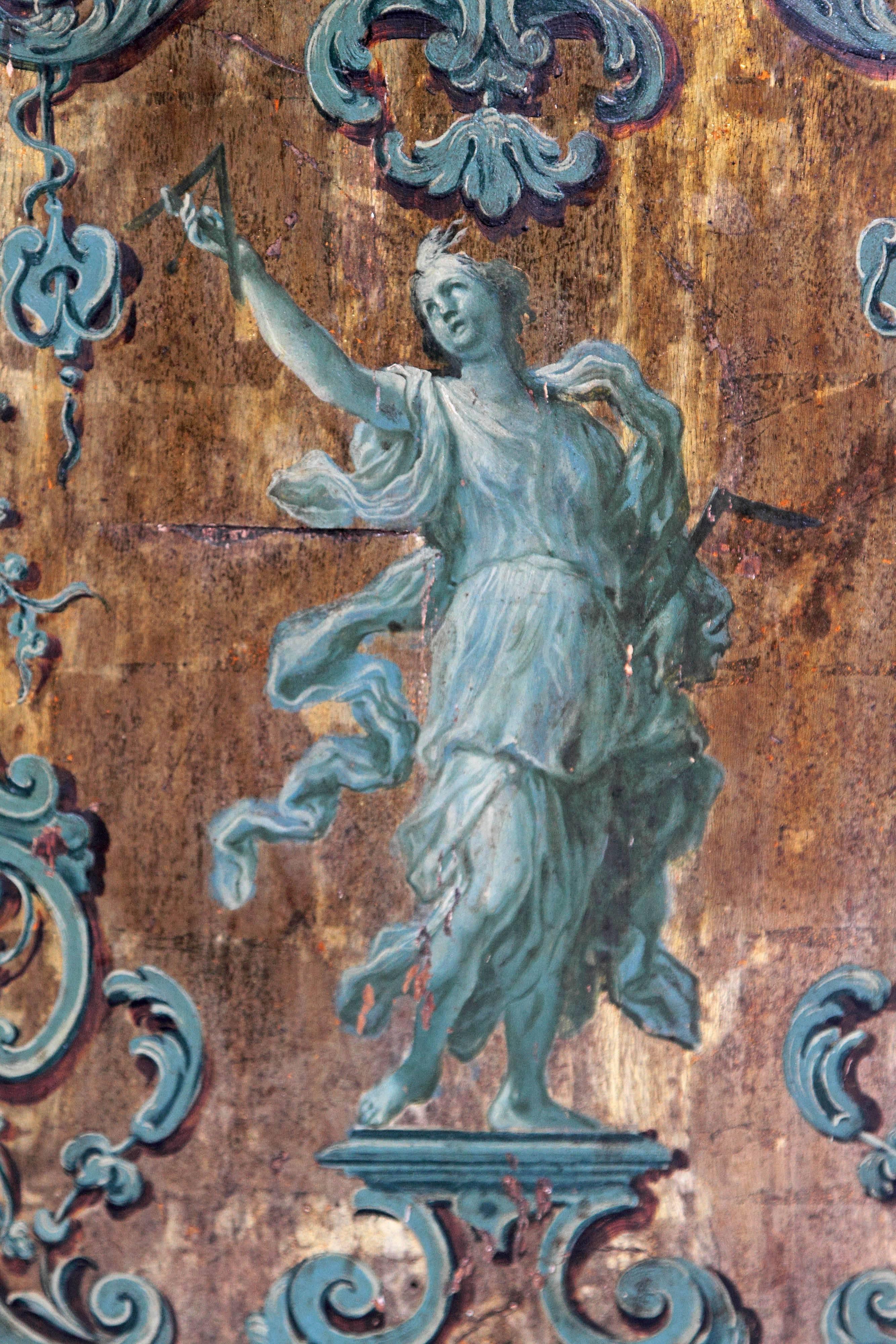 Eine Gruppe von fünf (5) Holztafeln gerahmt, bemalt und paketvergoldet, mit handgemalten klassischen Figuren, weiblich, Göttinnen und / oder Musen mit Attributen, frühes 18. Jahrhundert, Italien.