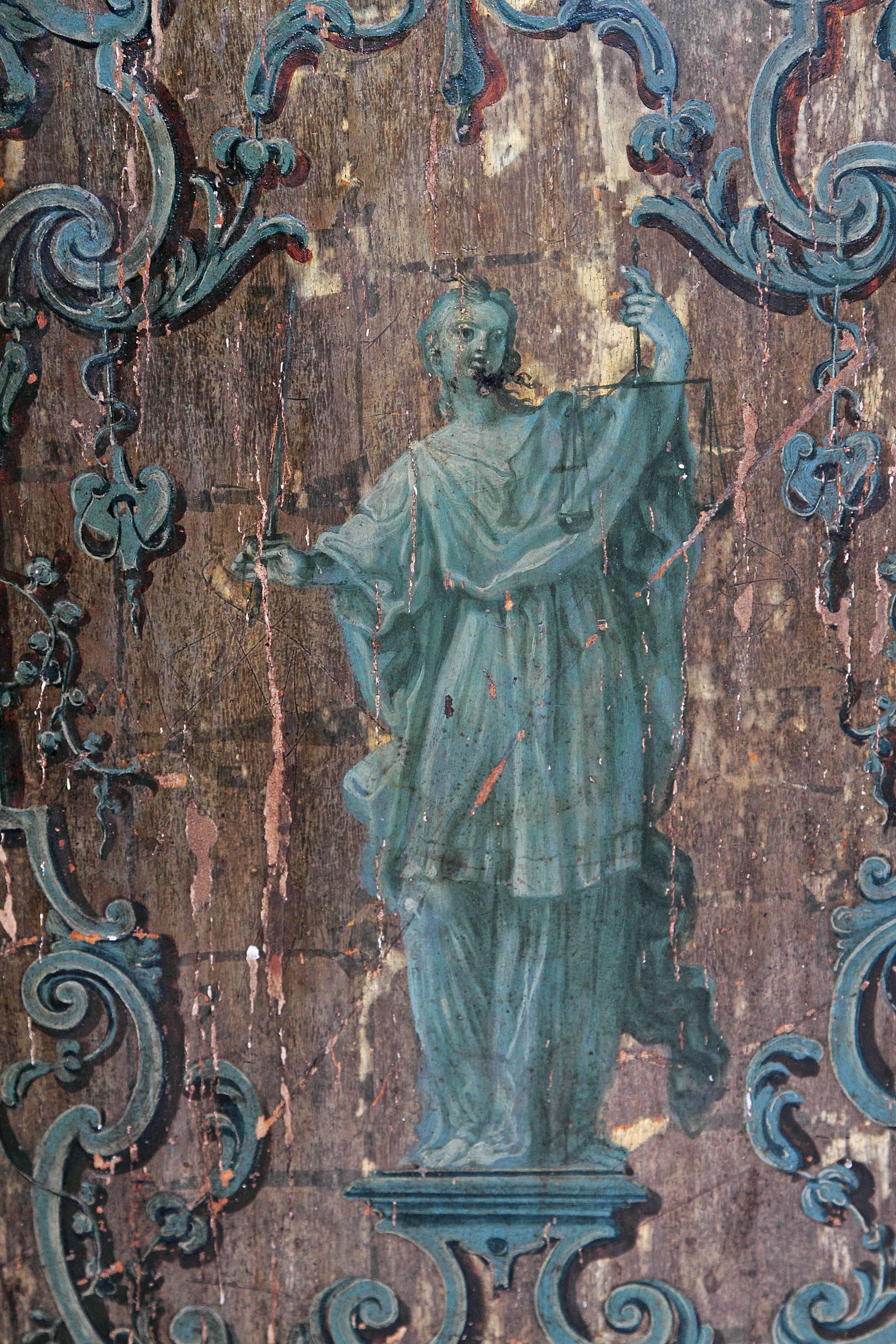 Italienische neoklassizistische Farbe und vergoldete Tafeln / römische Göttinnen / Museen (Holz) im Angebot
