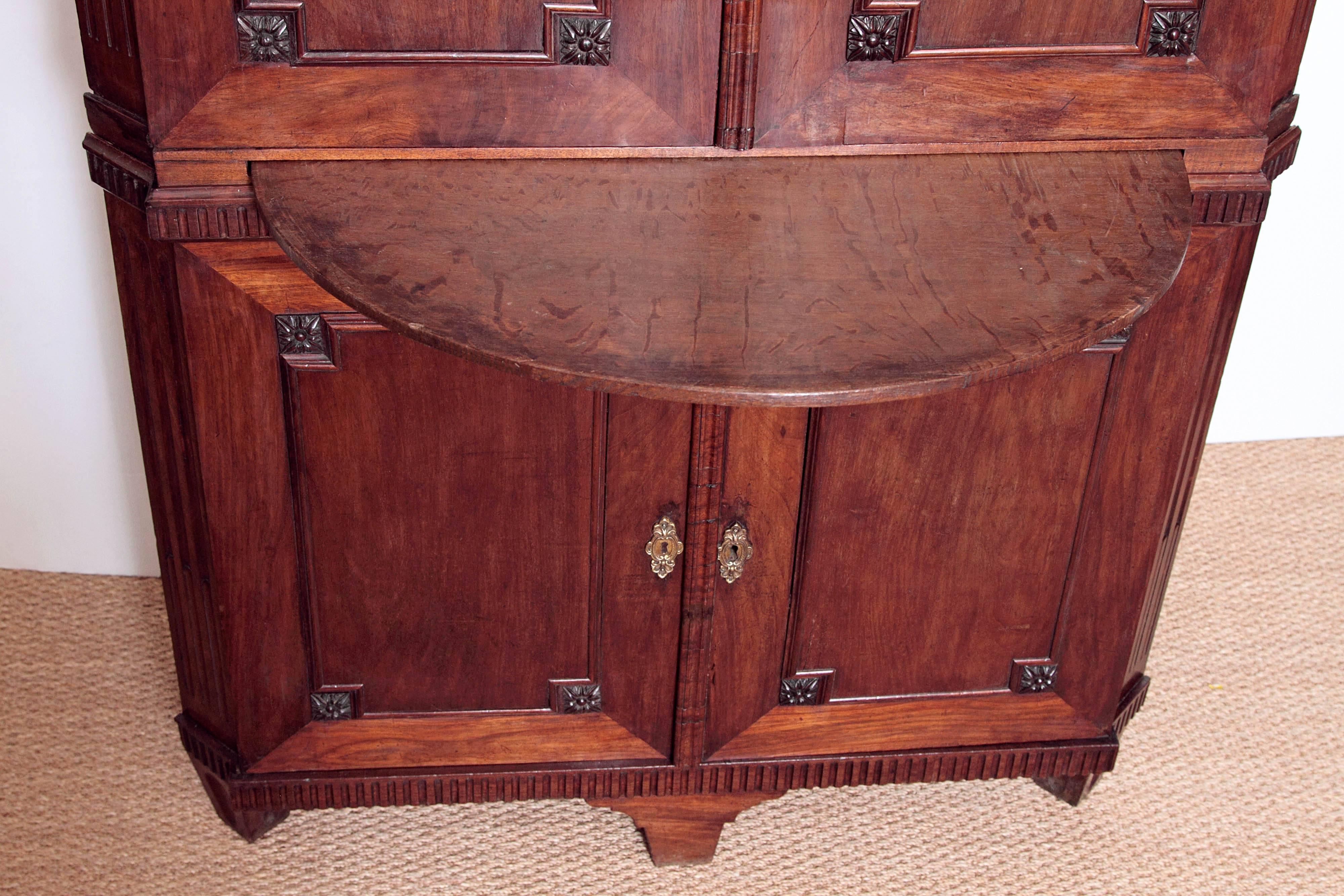 18th Century Continental Mahogany Corner Cabinet In Good Condition For Sale In Dallas, TX