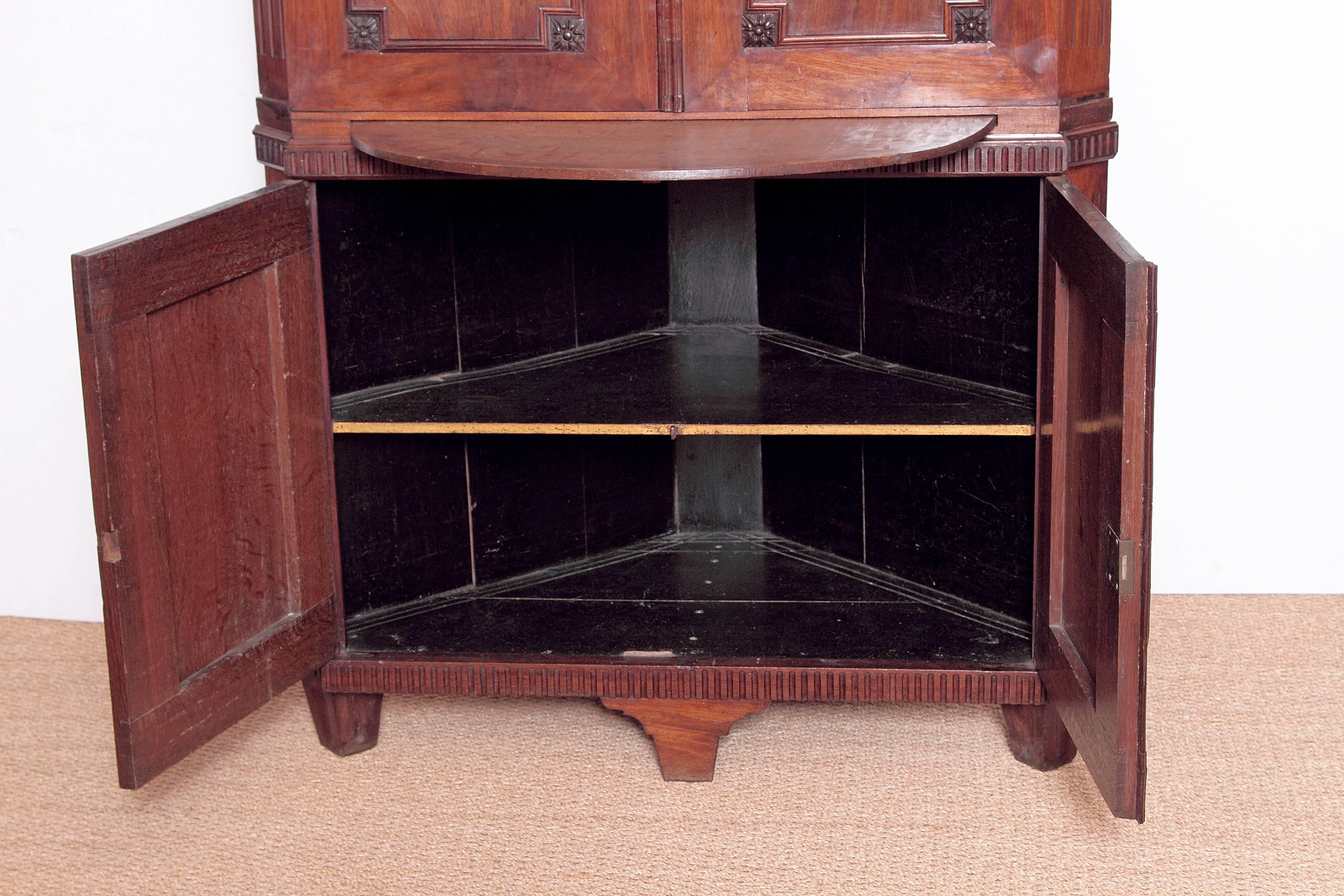 18th Century Continental Mahogany Corner Cabinet For Sale 2
