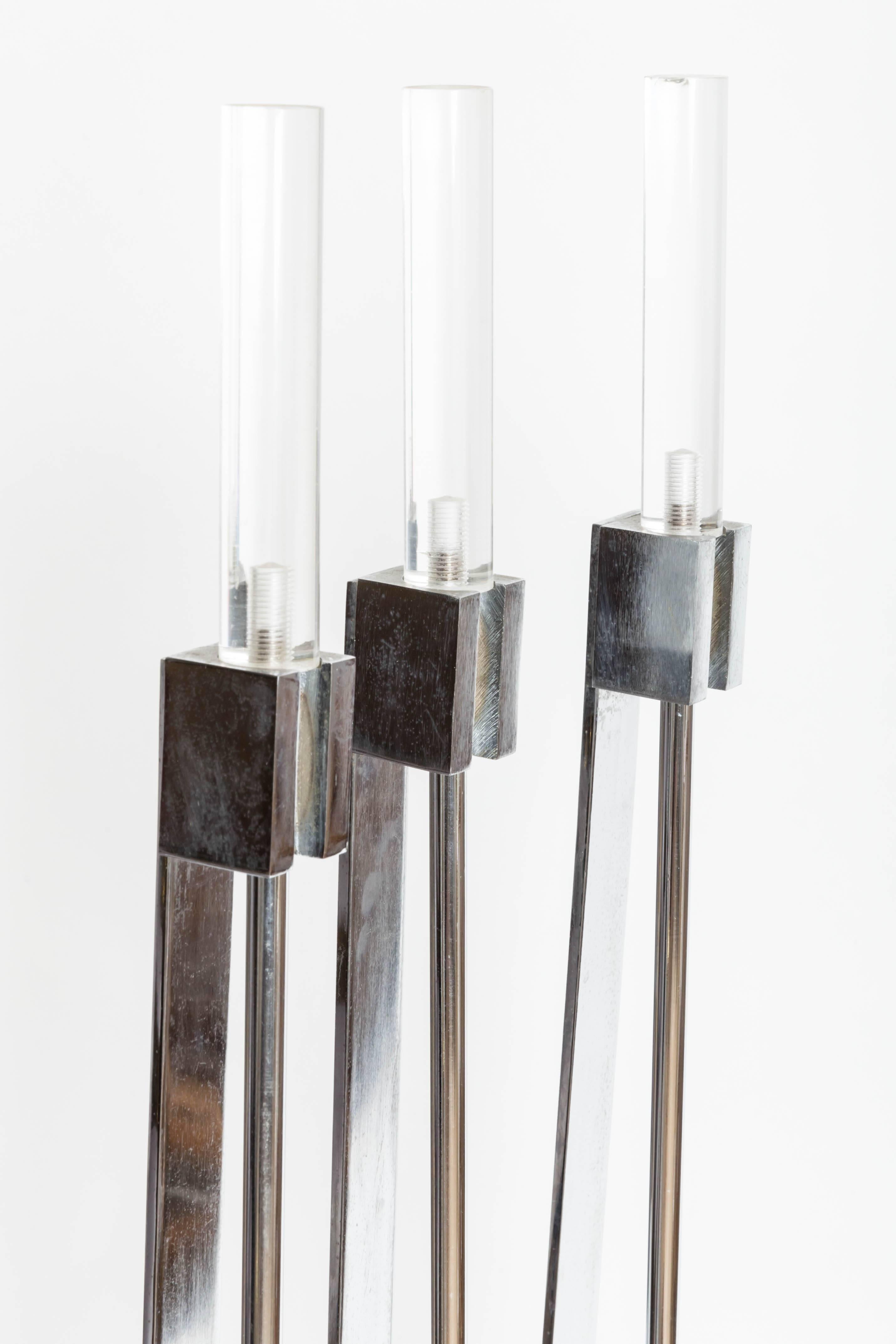 Set di utensili da fuoco cromati con manici in lucite In condizioni buone in vendita a Bridgehampton, NY
