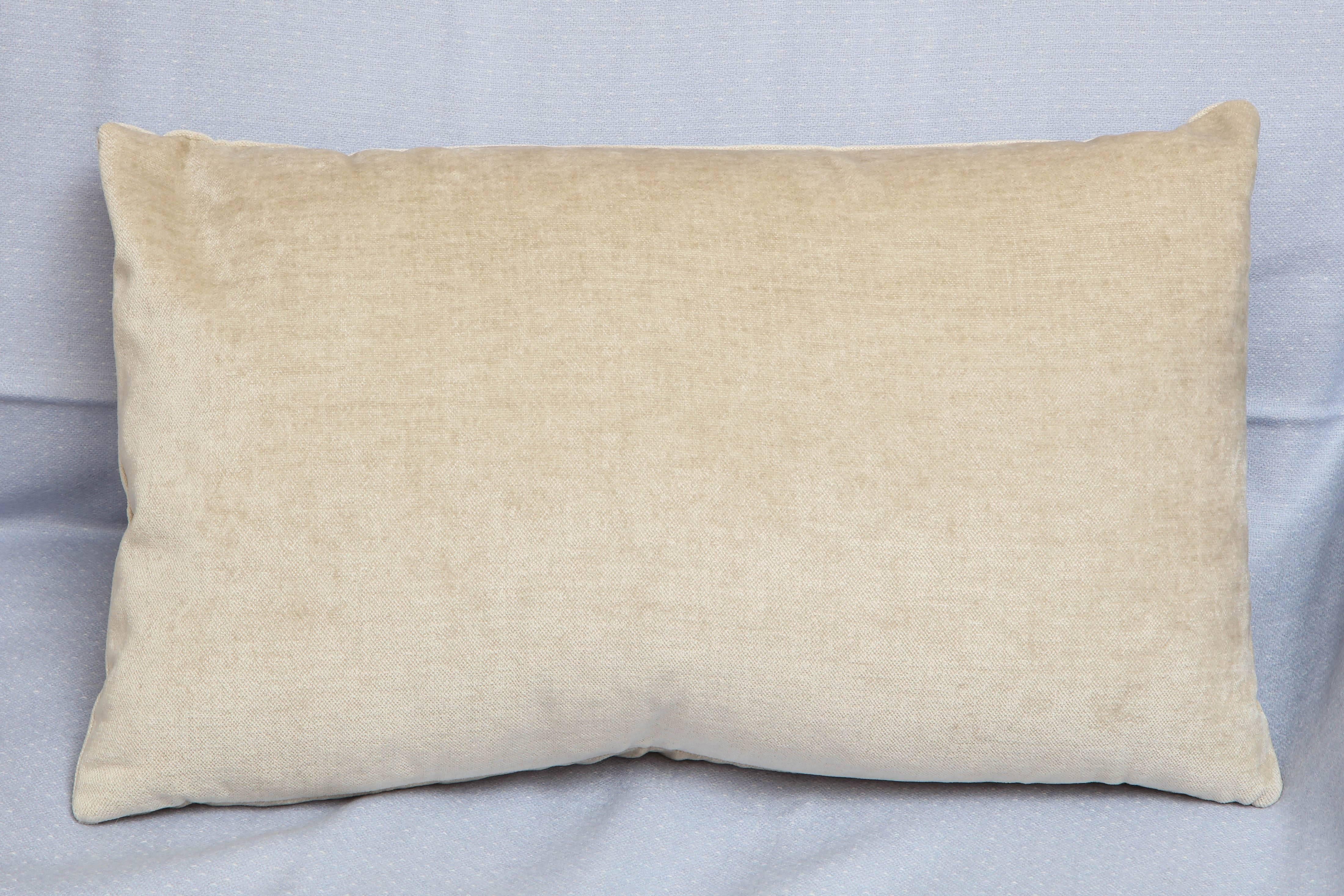 Pair of Scandinavian Modern Style Rectangular Beige Velvet Pillows In New Condition For Sale In New York, NY