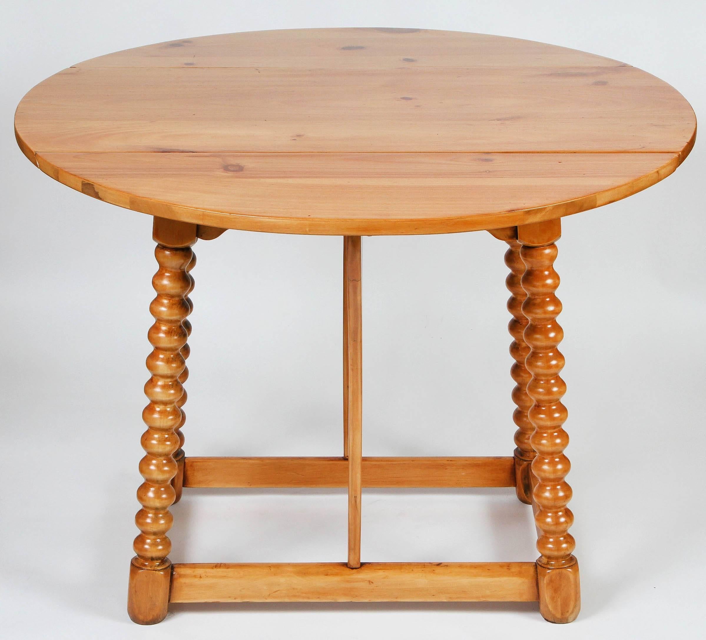 Vintage Pine Drop-Leaf Table In Excellent Condition In Pasadena, CA