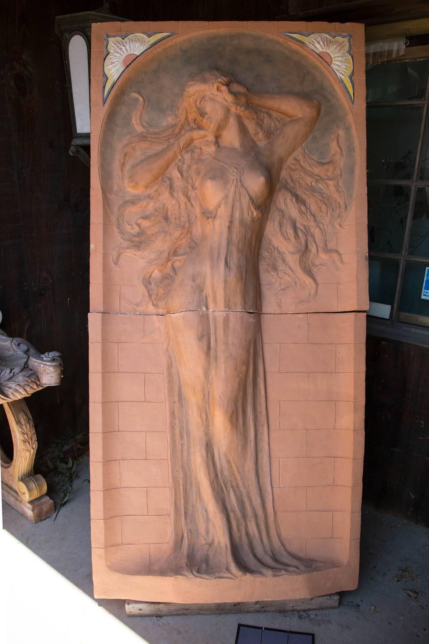 Diese schöne Wandtafel aus Terrakotta ist sehr ungewöhnlich. Die Aufnahme stammt aus einem Brownstone-Haus in New York City. Hergestellt aus Terrakotta mit der Darstellung einer jungen viktorianischen Frau mit wallendem, langem Haar. Gemalte Blume